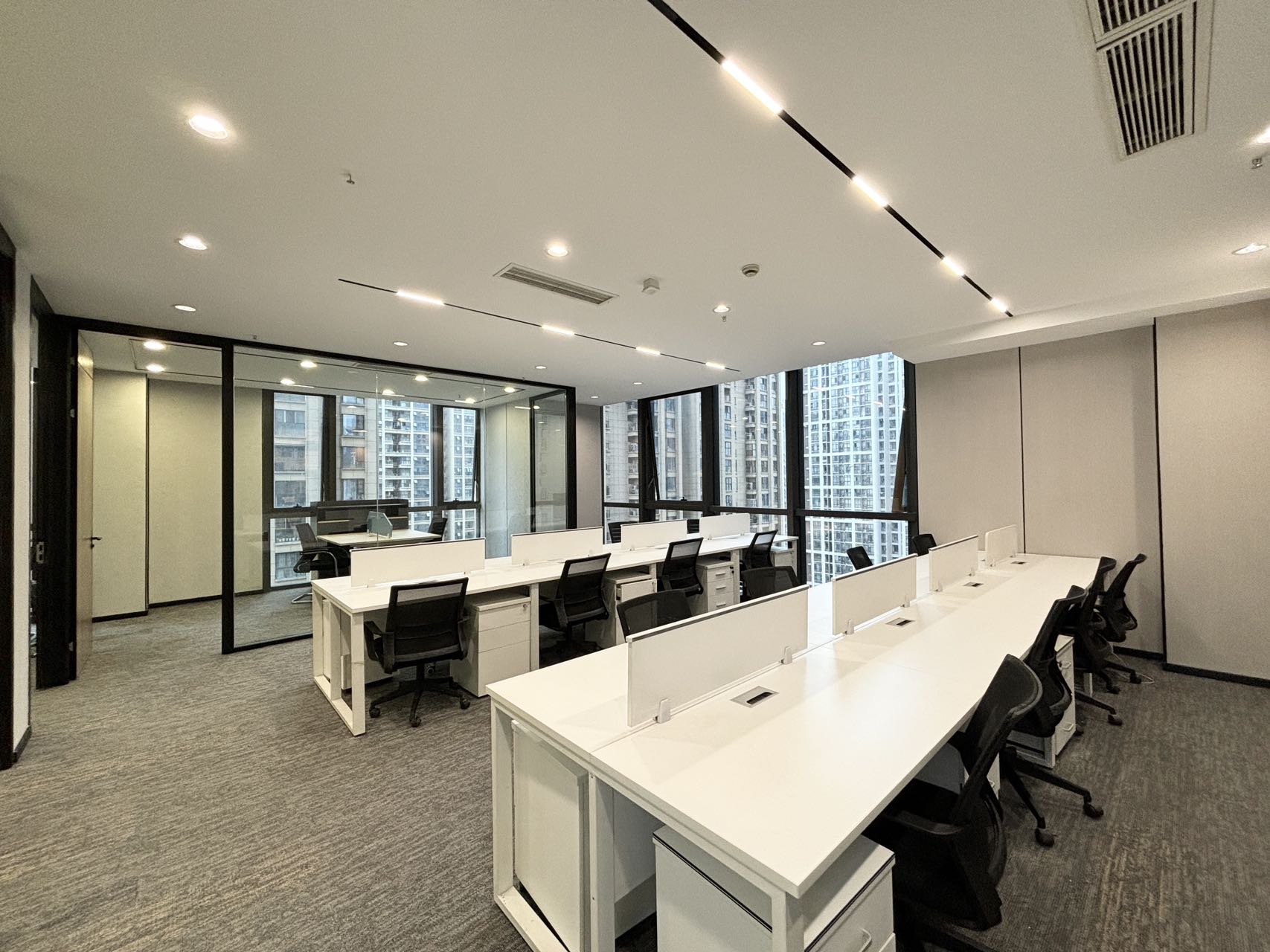 孵化园地铁口三四百米 小面积双面采光 176平 3隔间16工位 含税价  拎包入住 楚峰国际办公室出租