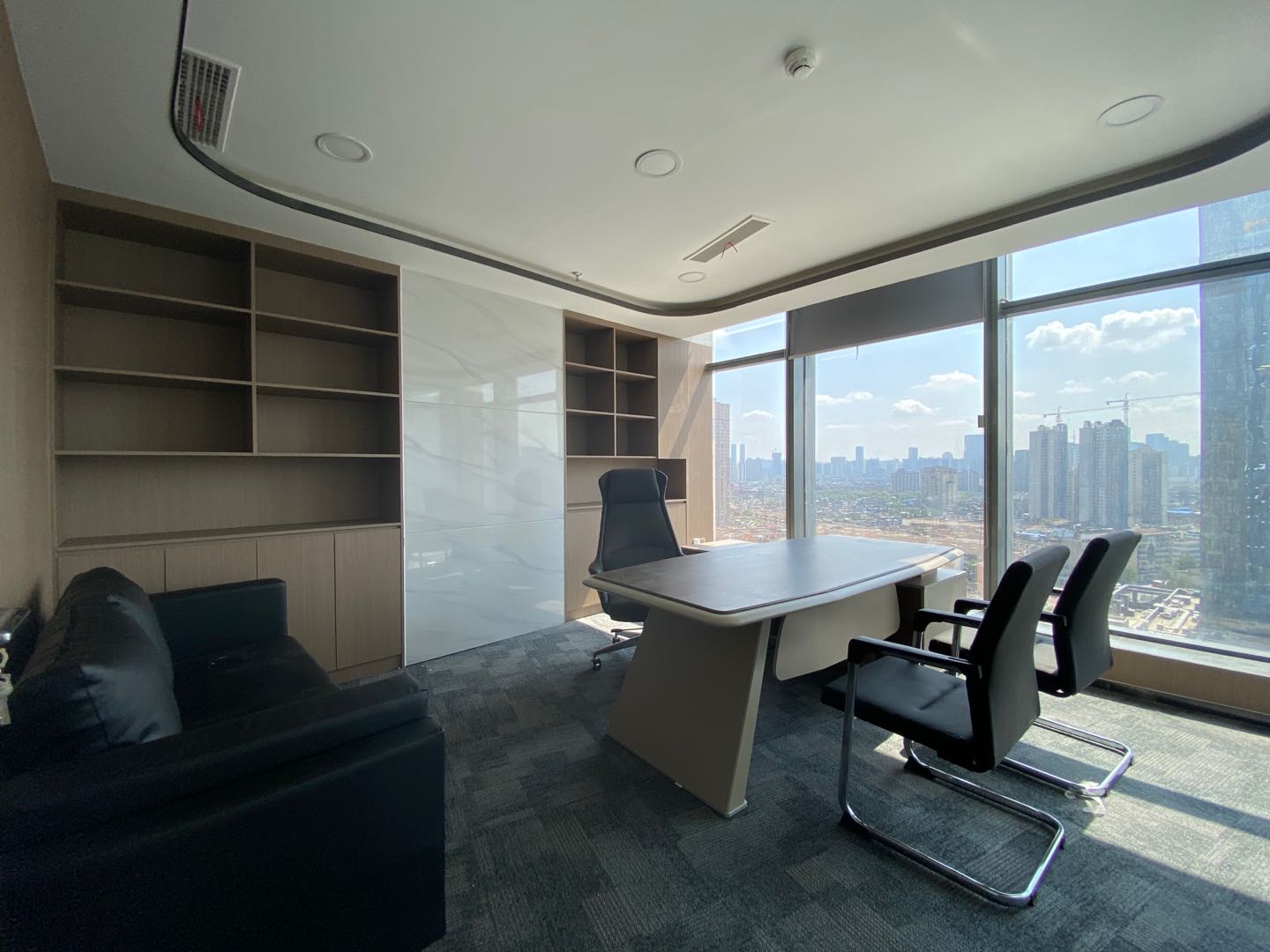 成华区紧邻东郊记忆 杉板桥地铁四五百米 127平 2隔间18工位 高区视野无遮挡看河 拎包入住 多弗国际办公室出租