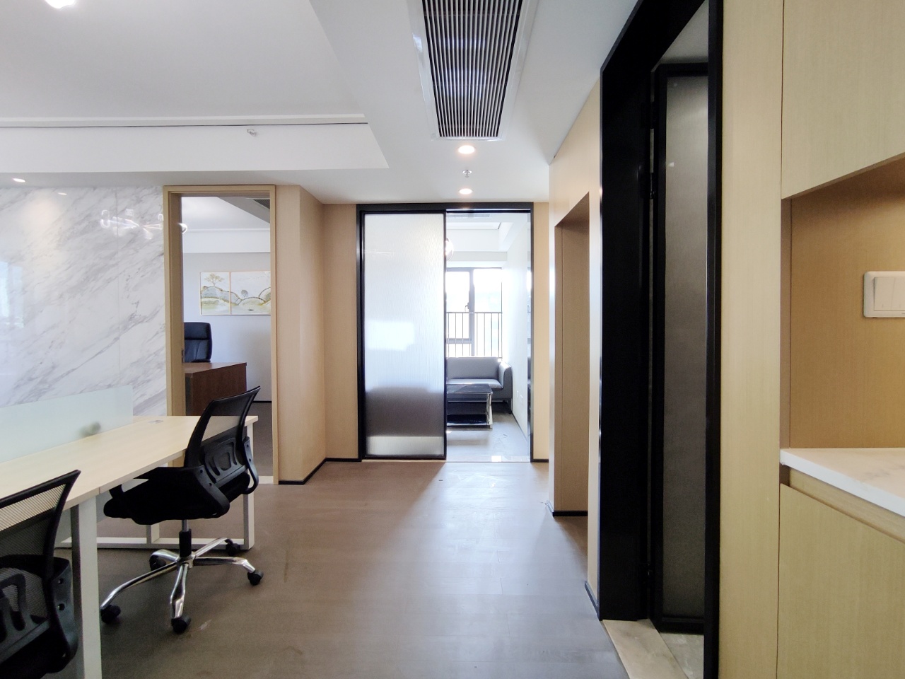 成华区龙湖梵城颂精装小面积办公室 82平精装带家具 4隔间 交通便利 生活方便