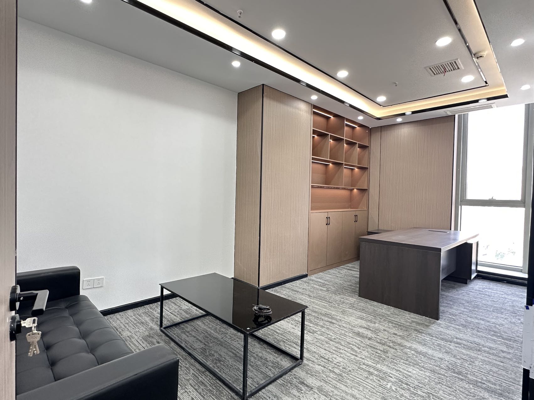 成华区前锋路 李家沱位置 135平方 2-3隔间16-20工位 高区精装带家具 协信中心办公室出租