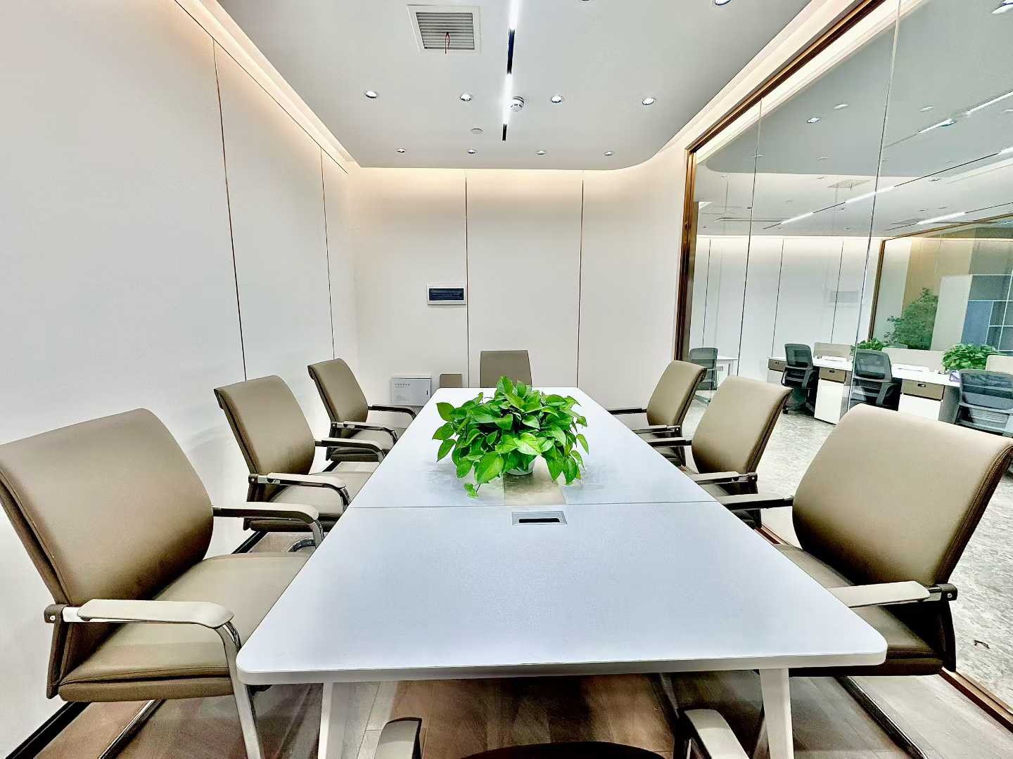 高新区近高新地铁 核心位置 163平方 3隔间16工位 大老板间 双面采光 视野巴适 带家具 晶科一号办公室出租