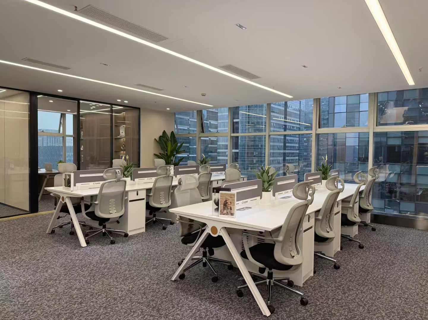 天府三街甲写双面采光精装户型 5隔间24工位 按套出租 含家具 户型灵活可变 香年广场办公室出租