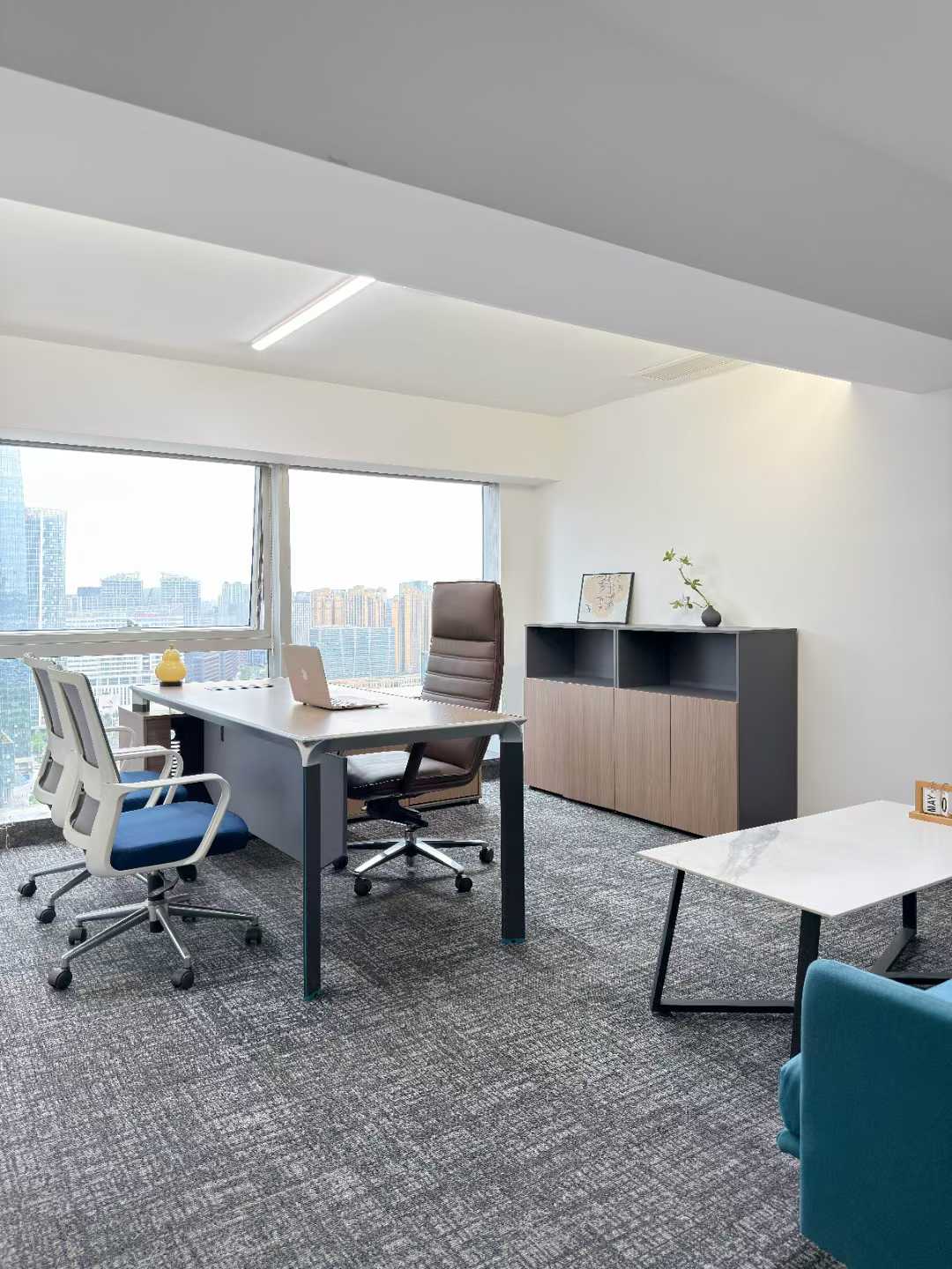 天府三街高品质跃层户型 使用面积520平 8隔间50工位 正对电梯口 带家具 视野巴适 福年广场办公室出租