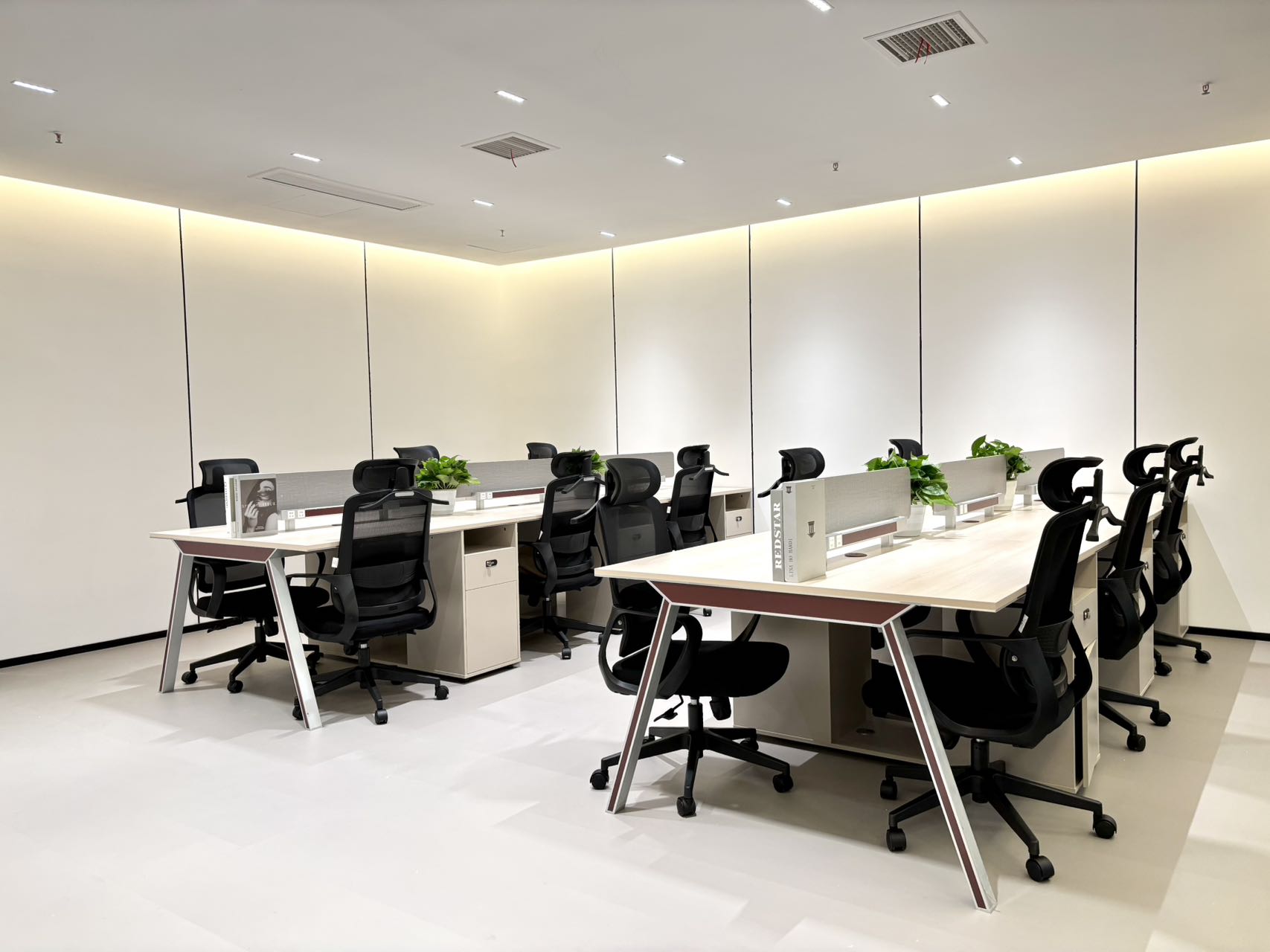 天府三街甲级精装电梯口房源 183平方 3隔间16工位 户型方正 接待装修风格 香年广场办公室出租