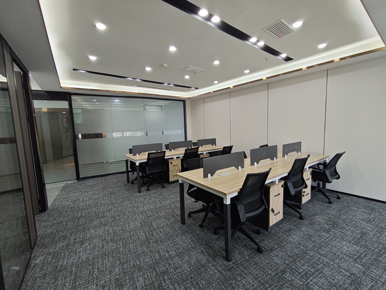 成华区杉板桥版块 146平方3 隔间12工位 正对电梯口 近地铁 紧邻东郊记忆 多弗国际办公室出租