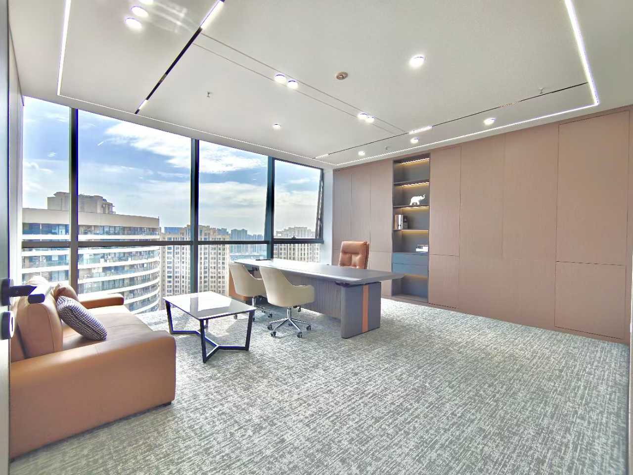 高新大源版块258平 4隔间25工位带前台 电梯口 无加时费 带家具 高新复城国际办公室出租