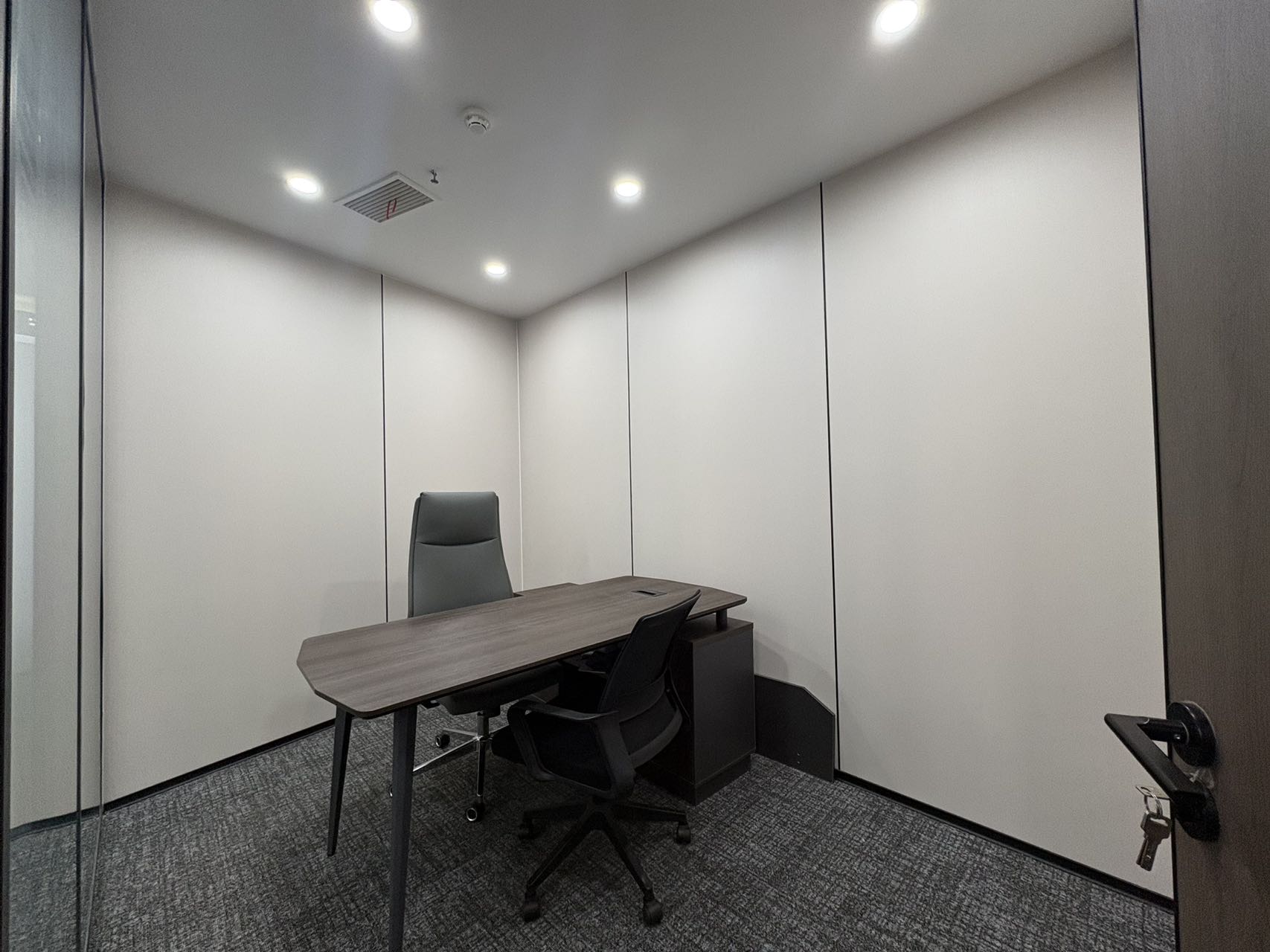 成华区杉板桥地铁三四百米 紧邻东较近 123平方 3隔间8工位 视野巴适 创业办事处优选  多弗国际办公室出租