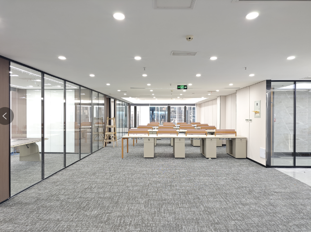 火车南站甲级写字楼 电梯口三面采光 439平 6隔间37工位 大老板间视野巴适 安格斯国际办公室出租