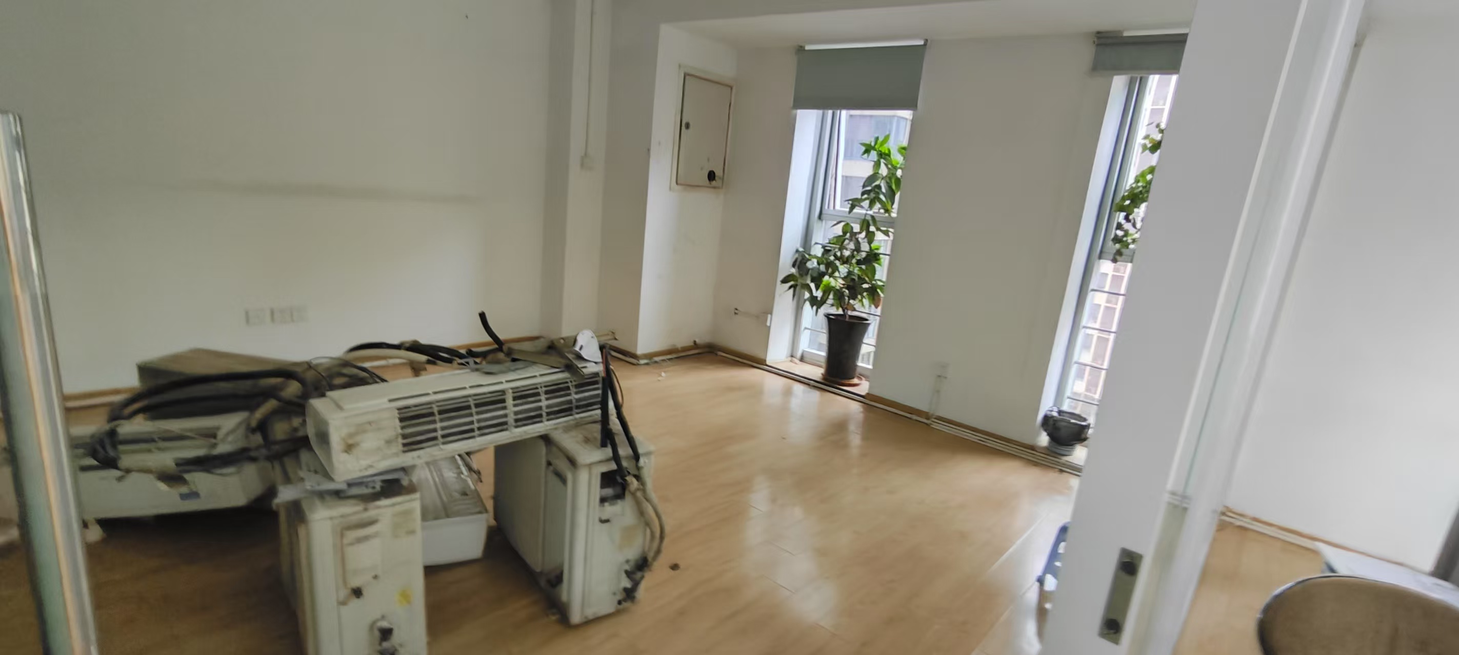 成华区临近动物园 3号线昭觉寺南路地铁口 256平方 房东直租 交通方便 融景城办公室出租