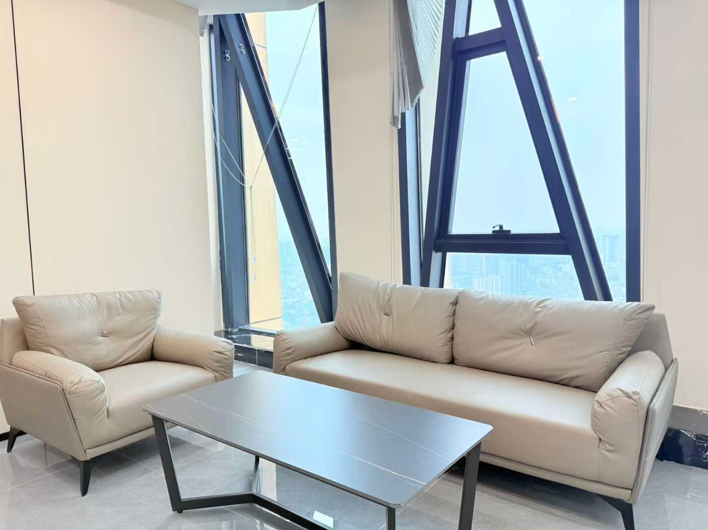 金牛区人民北路地铁口 甲级品质楼盘 206平方 3隔间20工位 精装带家具 看锦江 24小时空调 北成8号办公室出租