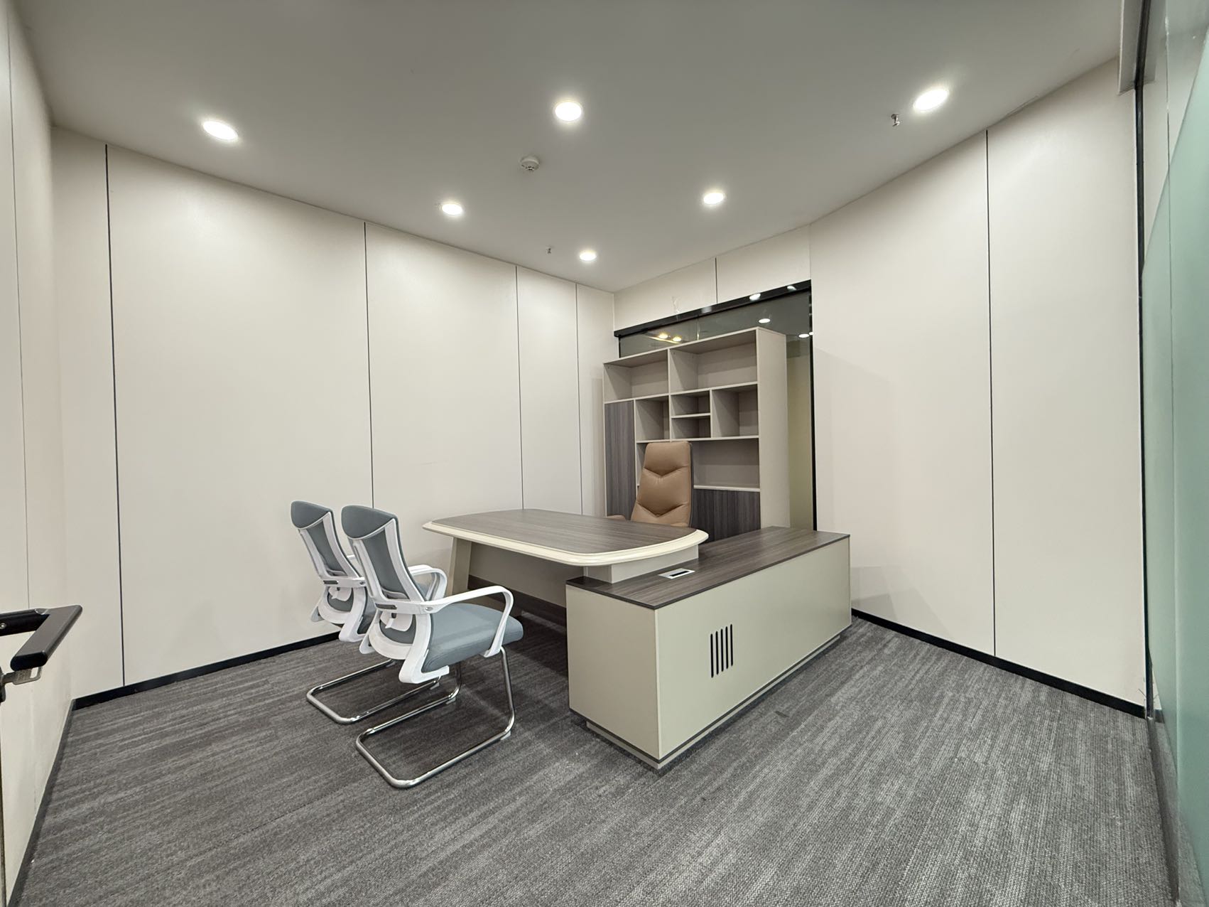 市中心2号线东门大桥甲写精装房源 5隔间30工位 带家具 视野巴适+前台 明宇金融广场办公室出租