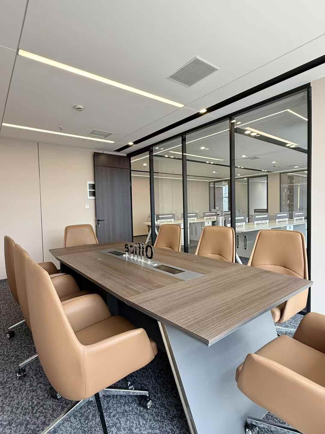 高新天府街甲级精装户型 288平 4隔间24工位 高区视野巴适 双面采光 形象墙带电子显示屏 香年广场办公室出租