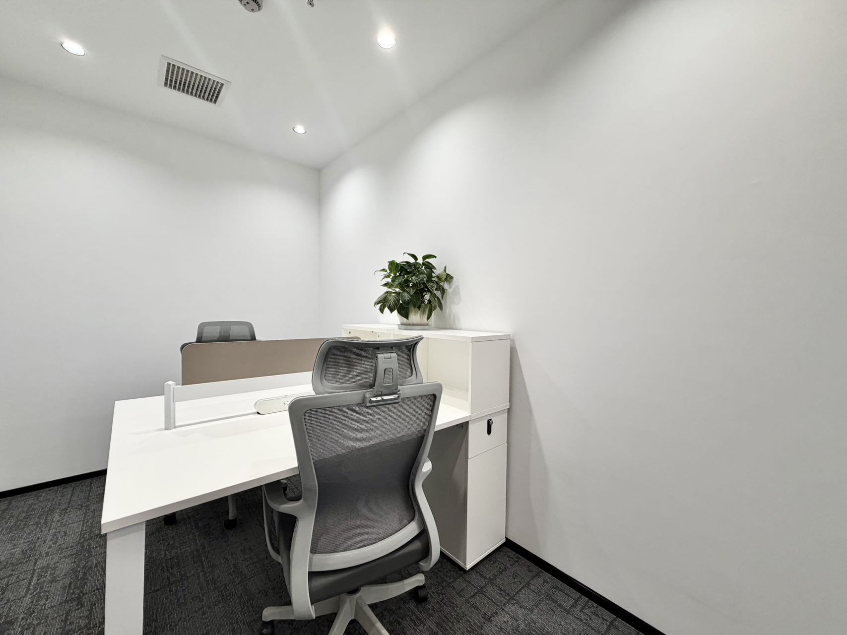 近攀成钢区域 整层打造 双面采光 带共享配套 按套4隔间22工位 含物业费 摩根中心办公室出租