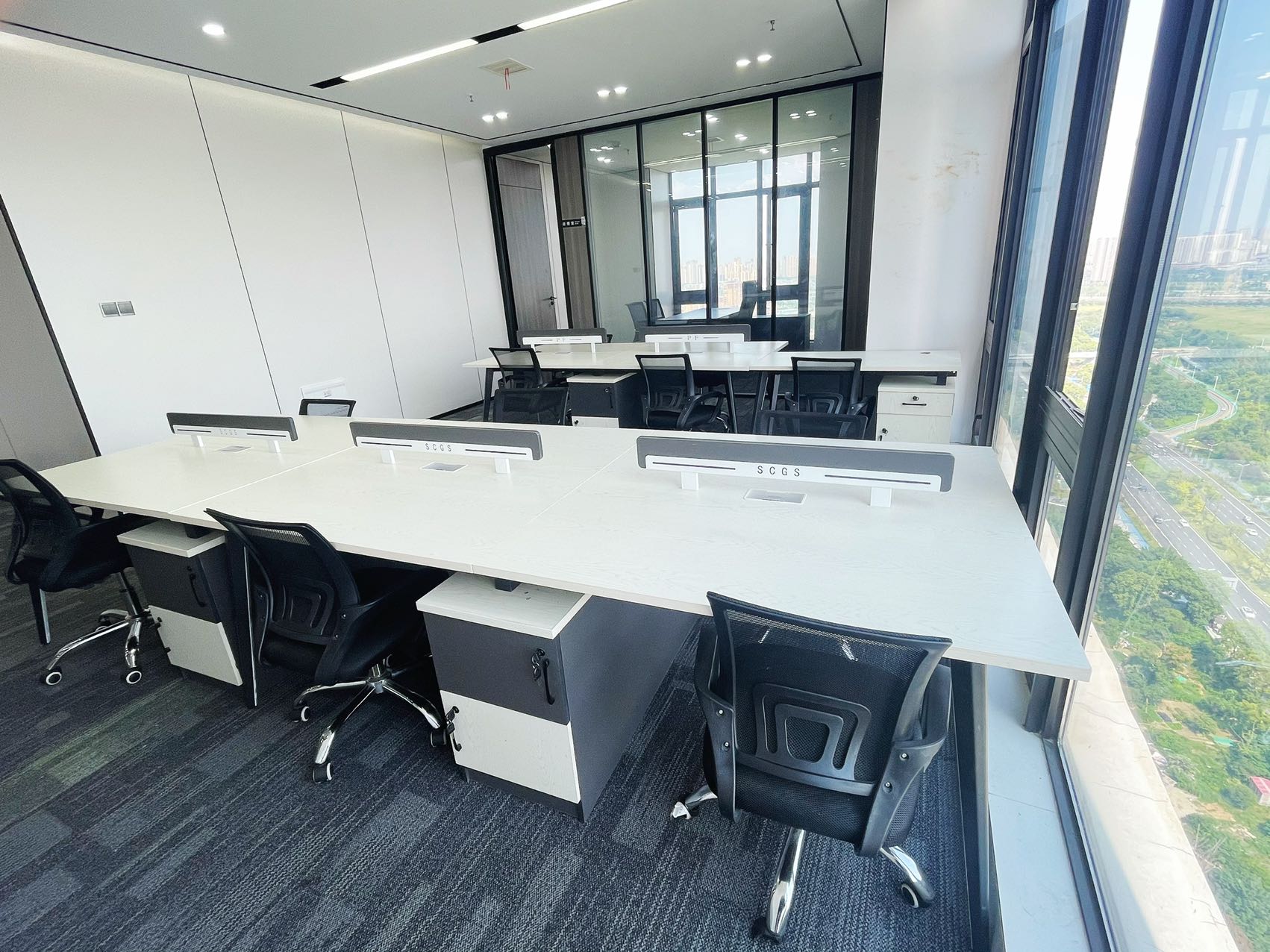 8号线十里店地铁三四百米 套租小面积 3隔间11工位 双面采光 视野巴适 24小时空调 报价含物业费 龙光世纪办公室出租