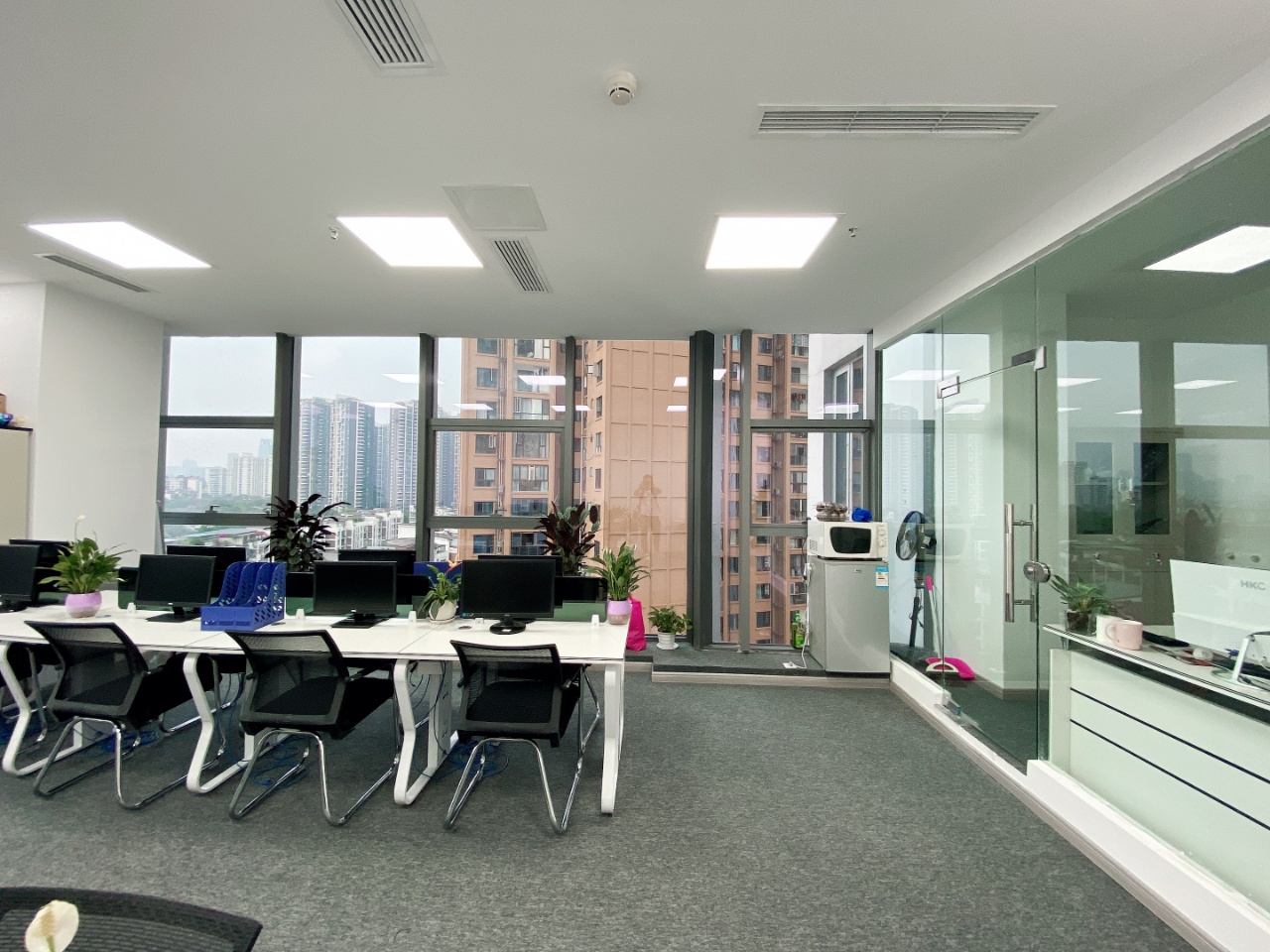 双面采光 天府新区金棕榈精装修100平小面积办公室 带家具