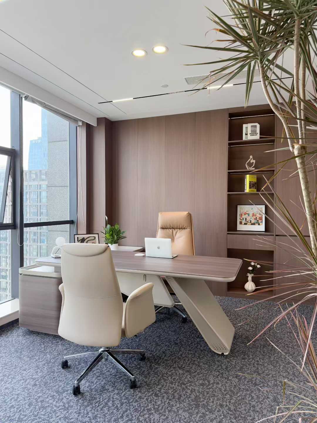 天府三街地铁口高品质装修房源 286平方 4隔间20工位 正对电梯口 24小时空调 新希望国际办公室出租