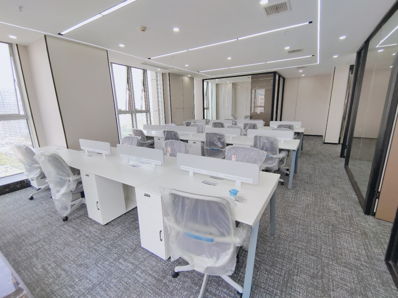 骡马市双线交汇 精装双面采光户型 方正 按套出租 3隔间23工位 近地铁 泰业城中城办公室出租