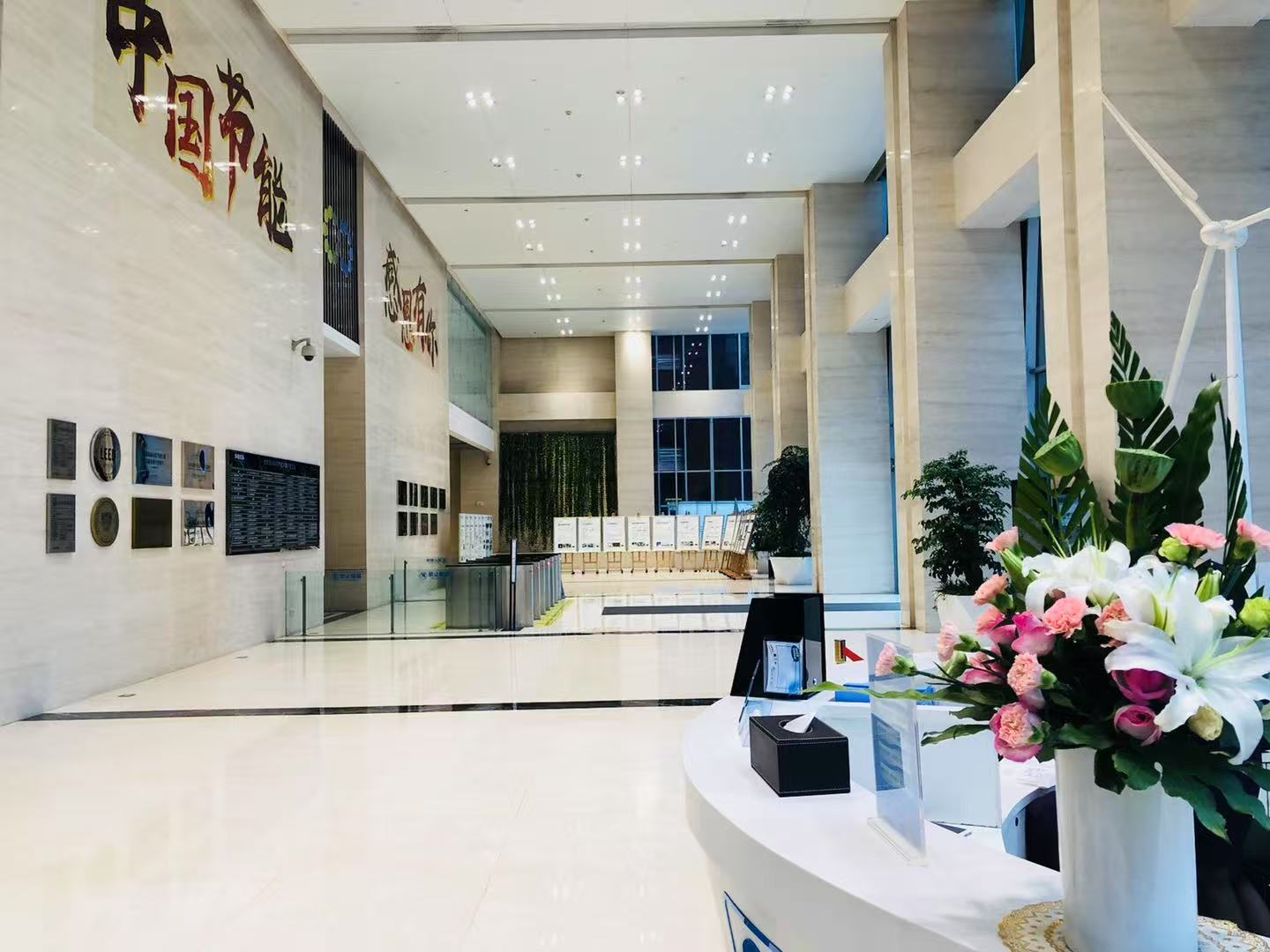 高新区三街 超甲24小时空调楼盘 270平 4隔间34工位内 精装带家具 双面采光 节能大厦办公室出租