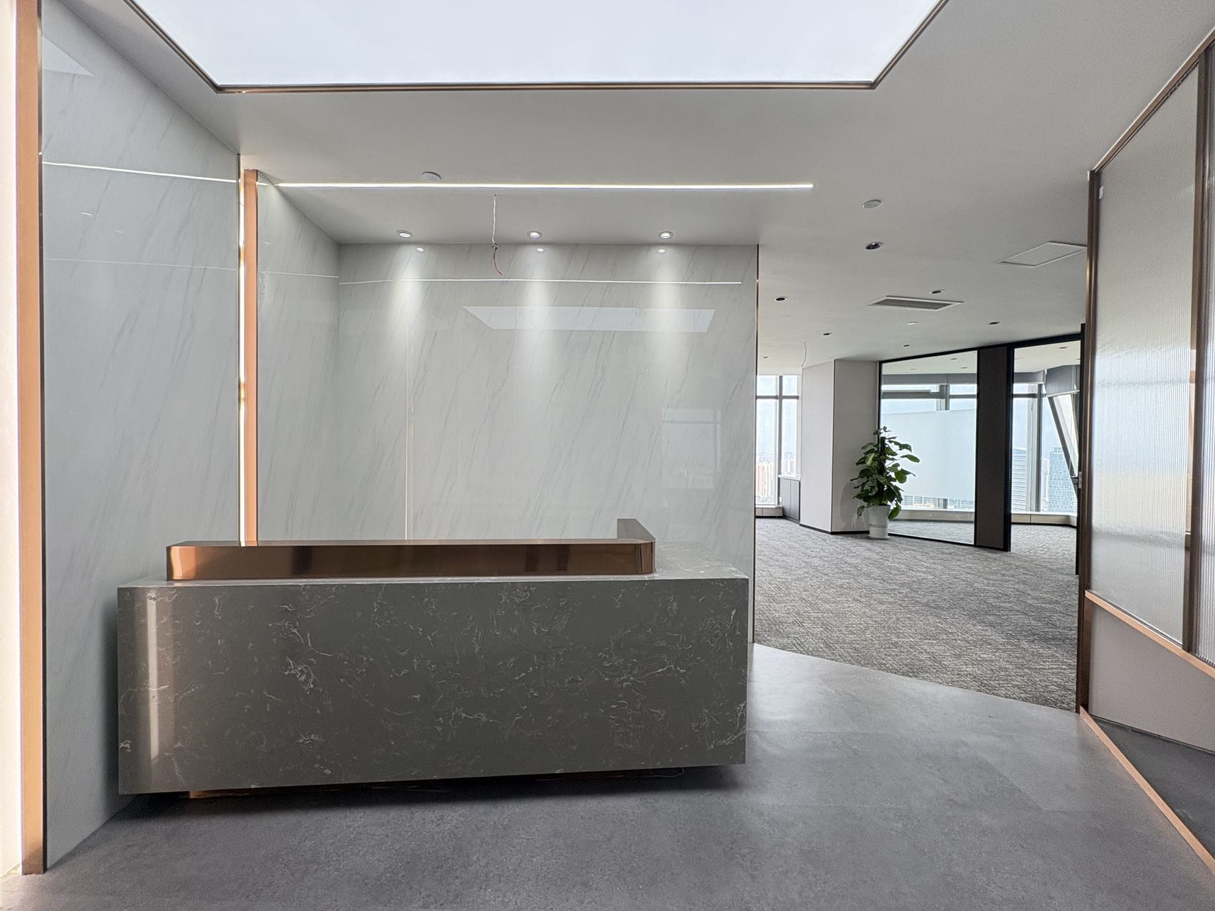 杉板桥/东郊记忆甲级楼盘 211平方3隔间18工位 落地大窗 采光视野非常安逸 精装带家具 多弗国际办公室出租