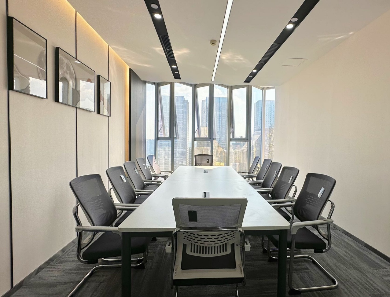 9号线芯岛地铁小几百米 甲写楼盘 345平方 4隔间24工位 高区视野巴适 户型方正 带家具 嘉煜金融科技中心办公室出租