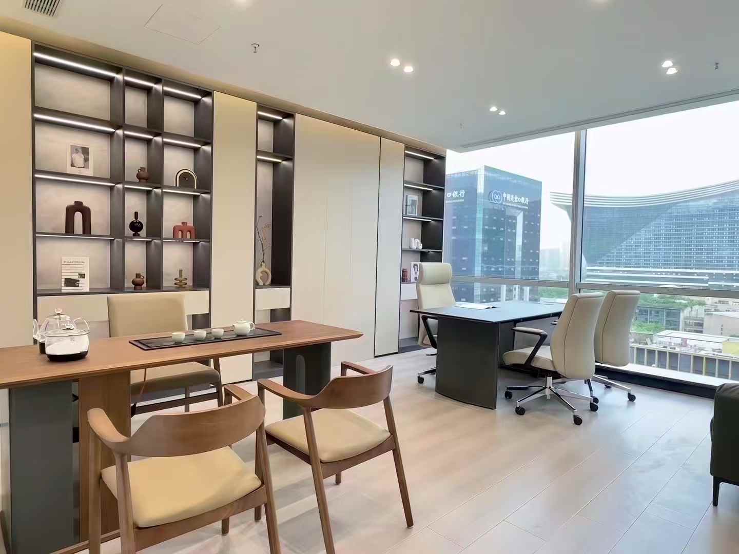 高新孵化园三地铁线交汇 交通位置非常方便 按套出租 6隔间18工位 户型方正  含物业费 奥克斯办公室出租