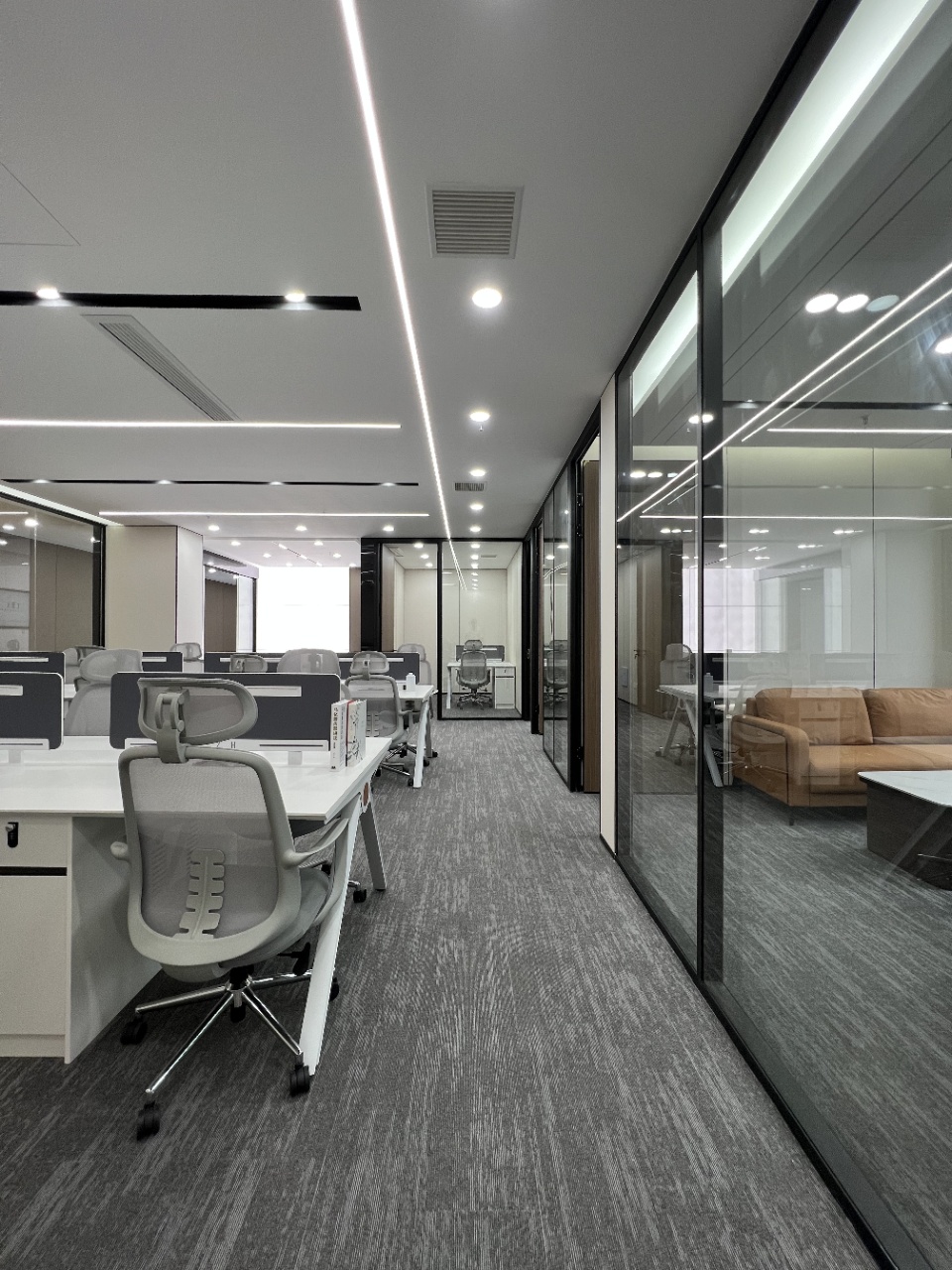 天府三街地铁口 24小时空调楼盘 225平方 4隔间24工位 正对电梯口 户型方正 新希望国际办公室出租