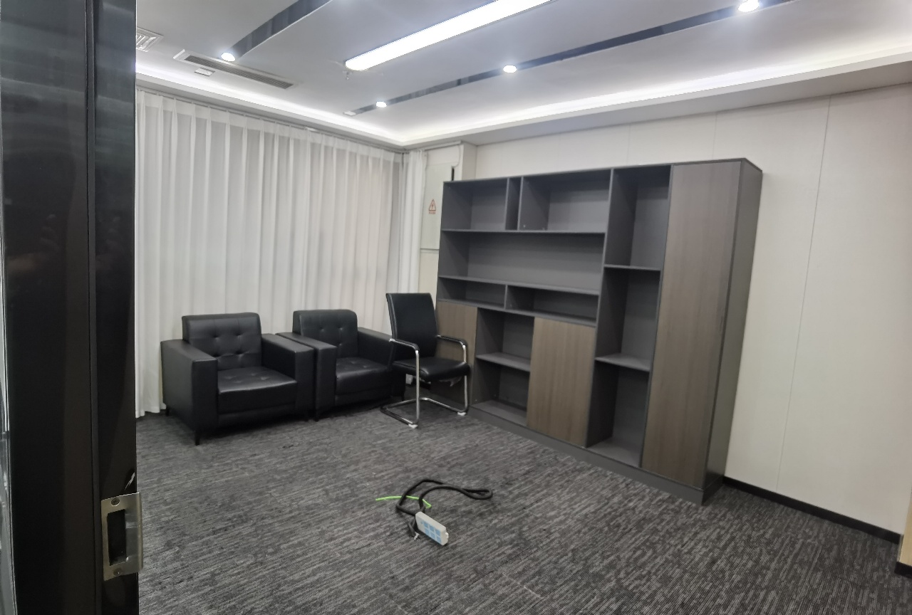 桐梓林地铁口甲级楼盘 178平方 4隔间12工位 产权出租 带家具 国航世纪中心办公室出租