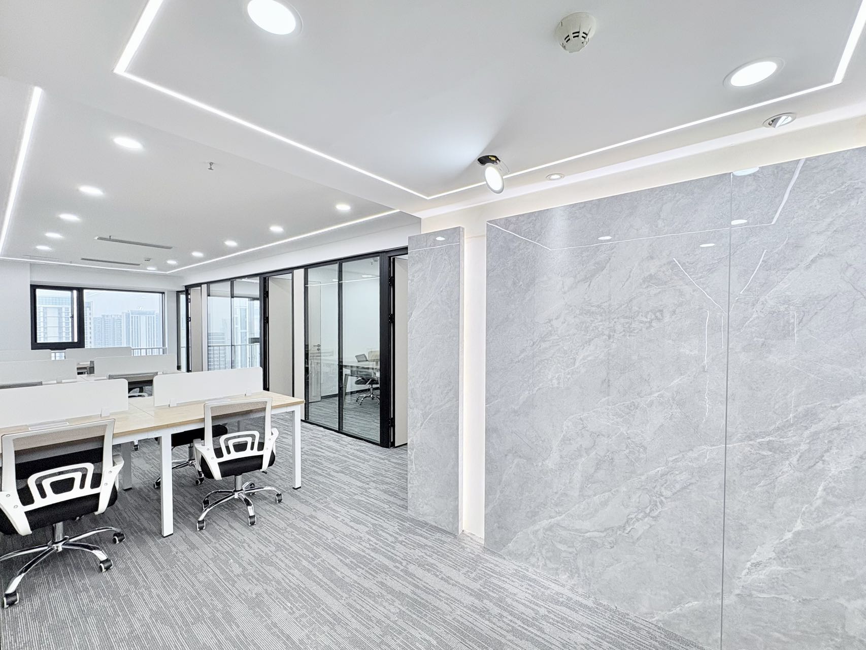 金牛区紧邻荷花池 双地铁口 165平 3隔间12工位 户型方正 大小面积均有 含家具 迈里中心办公室出租