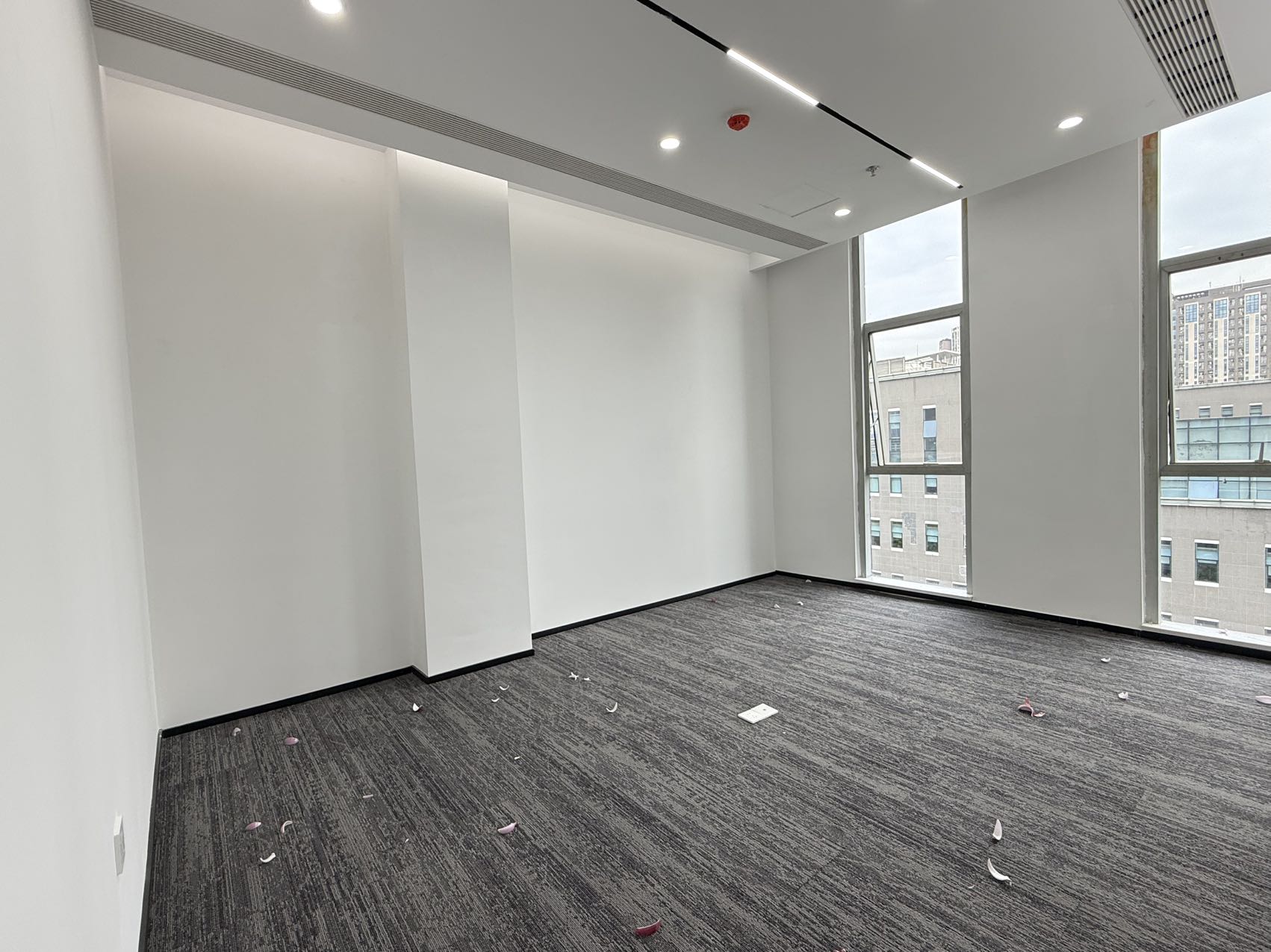 近天府五街地铁 按套出租 4隔间20工位 精装带家具 户型方正 园区氛围巴适 天府软件园办公室出租