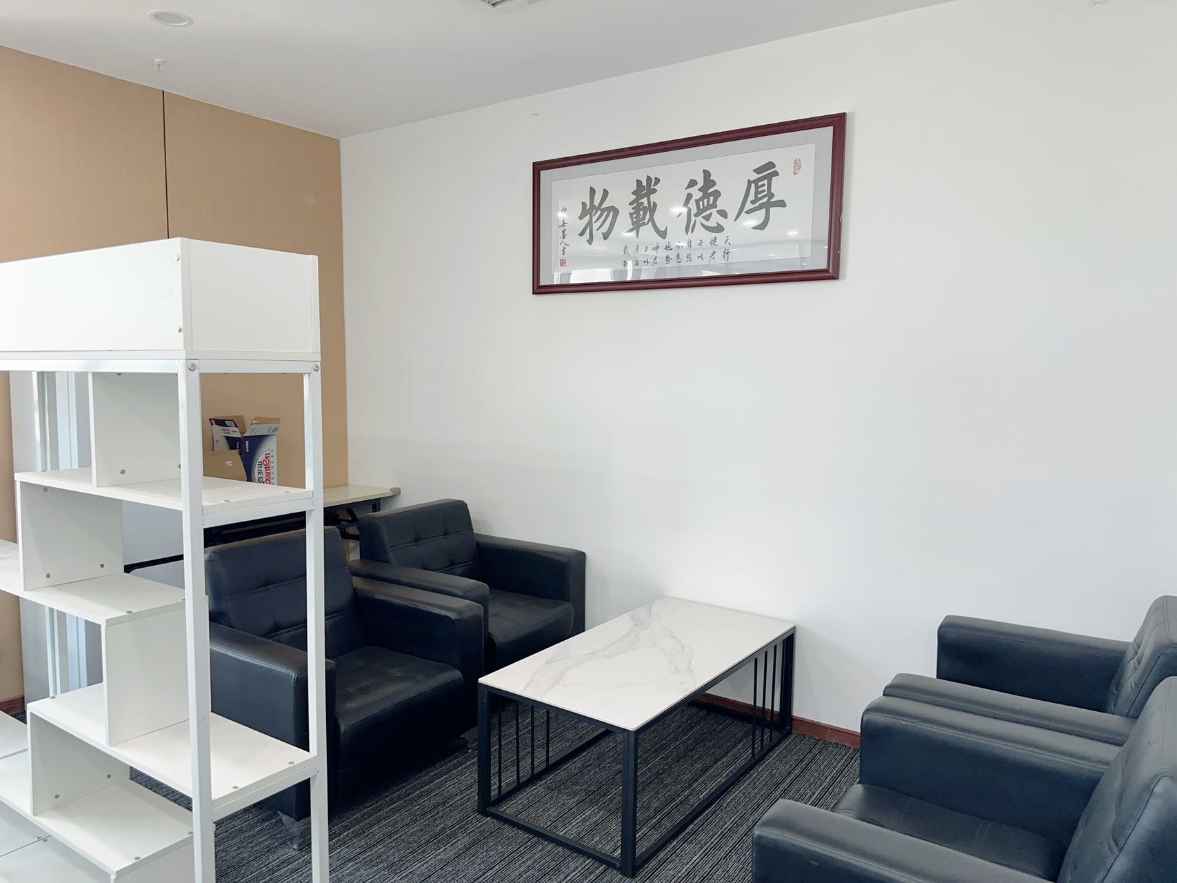 天府一街精装小户型 按套出租 2隔间12工位 7000含物业费 24小时空调 报价含物业费 大气前台 智地哥谭办公室出租