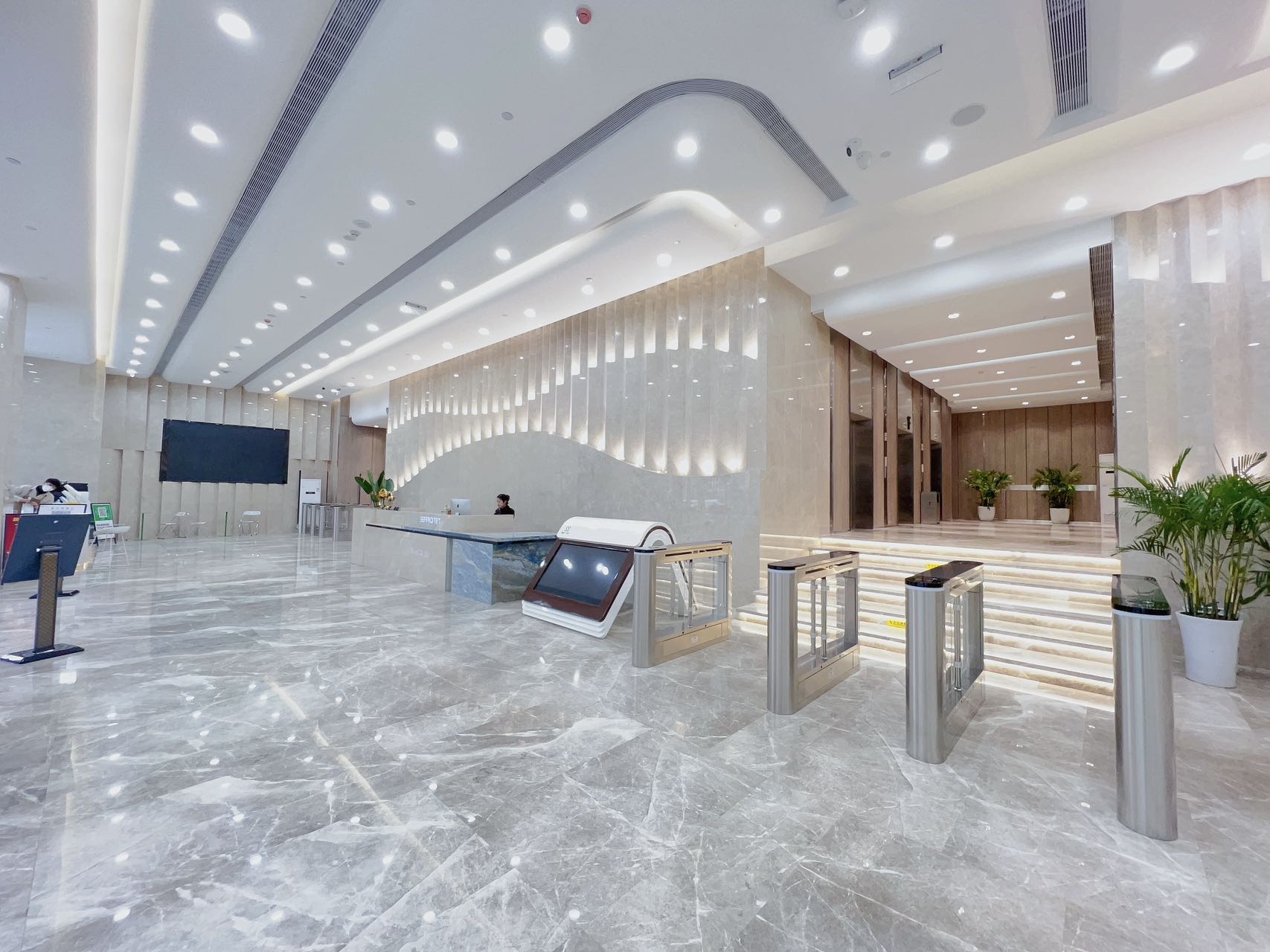 火车东站双地铁交汇 服务面积166平 4隔间15工位 24小时空调 精装带家具 中环国际办公室出租