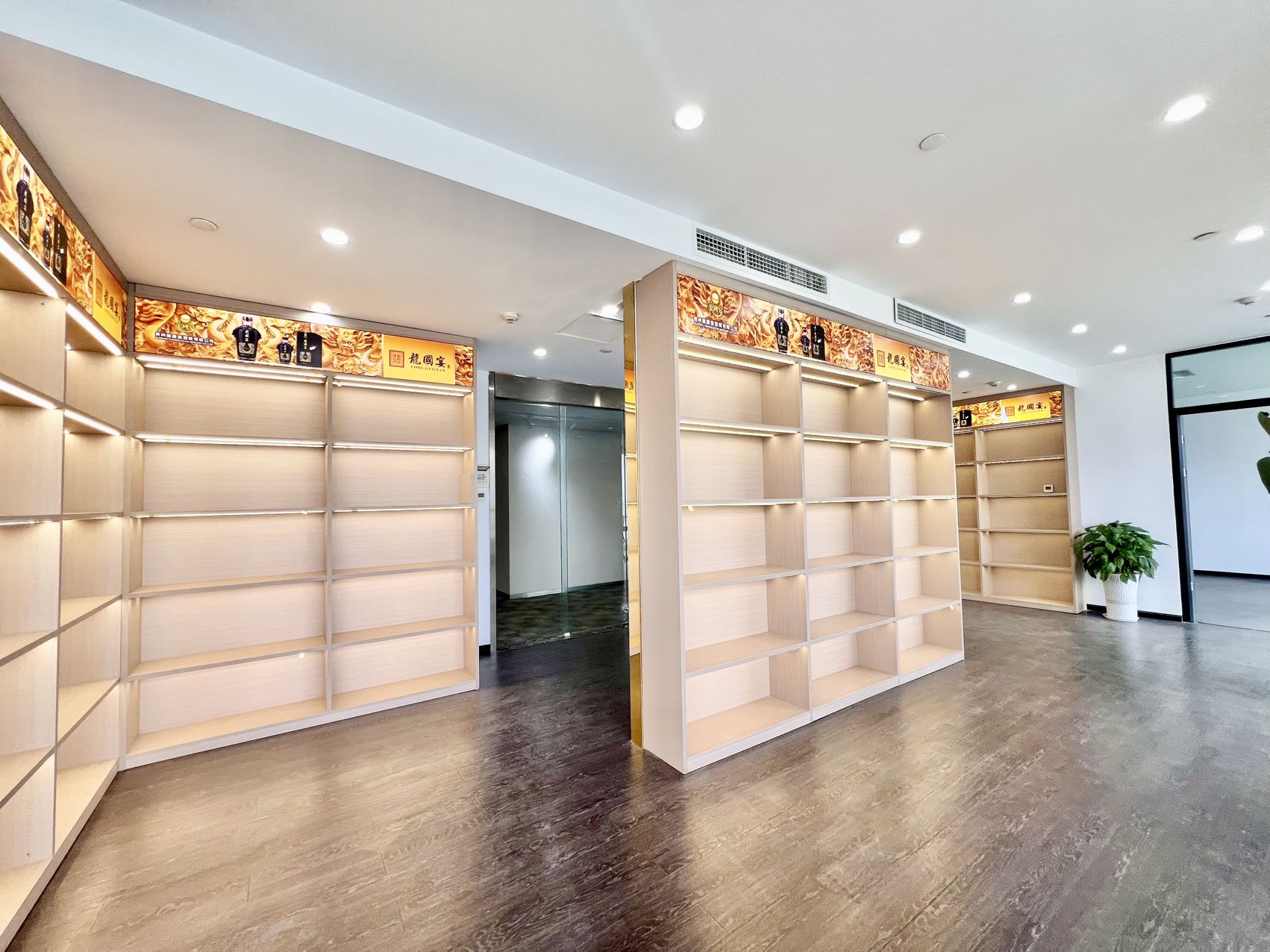 天府三街地铁两三百米 双面采光户型 238平方 1隔间30工位 可以价格见 带展柜 希顿国际广场C座办公室出租