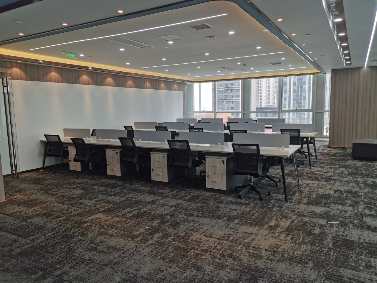 东郊记忆超甲楼宇 244平方 5隔间30多工位 近地铁 24小时空调 带家具 万科天荟大厦办公室出租