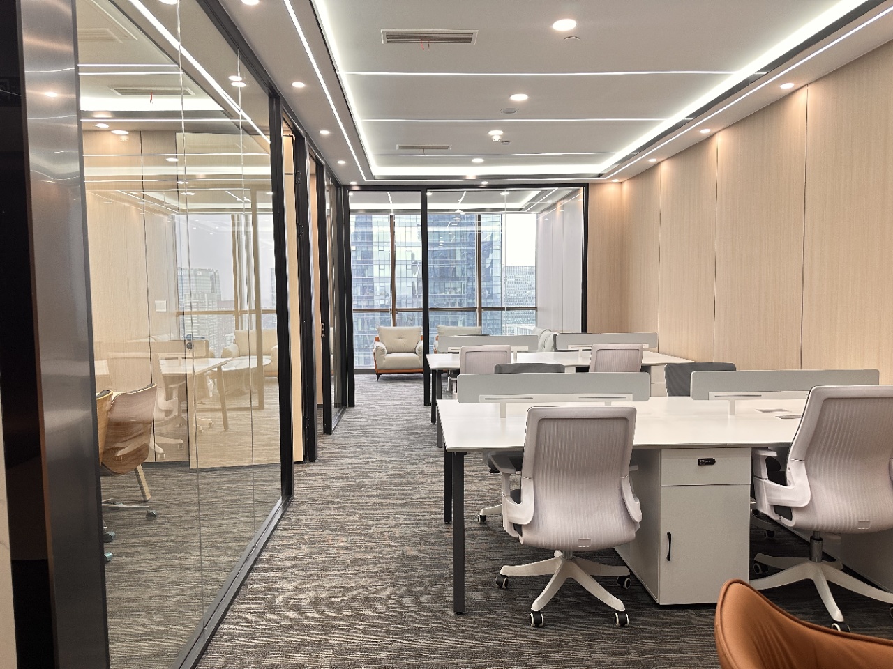 高新区世纪城地铁口甲级小户型 按套出租含物业费 3隔间12工位 电梯口 高区 含网络 东方希望天祥办公室出租