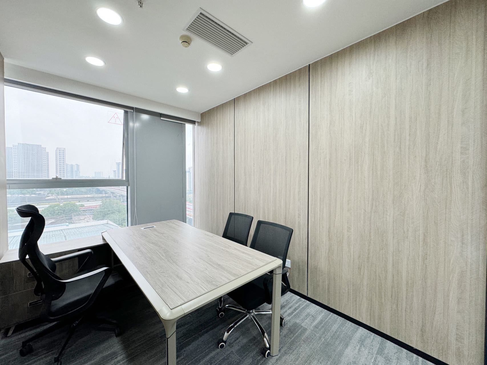 火车东站双地铁交汇 服务面积166平 4隔间15工位 24小时空调 精装带家具 中环国际办公室出租