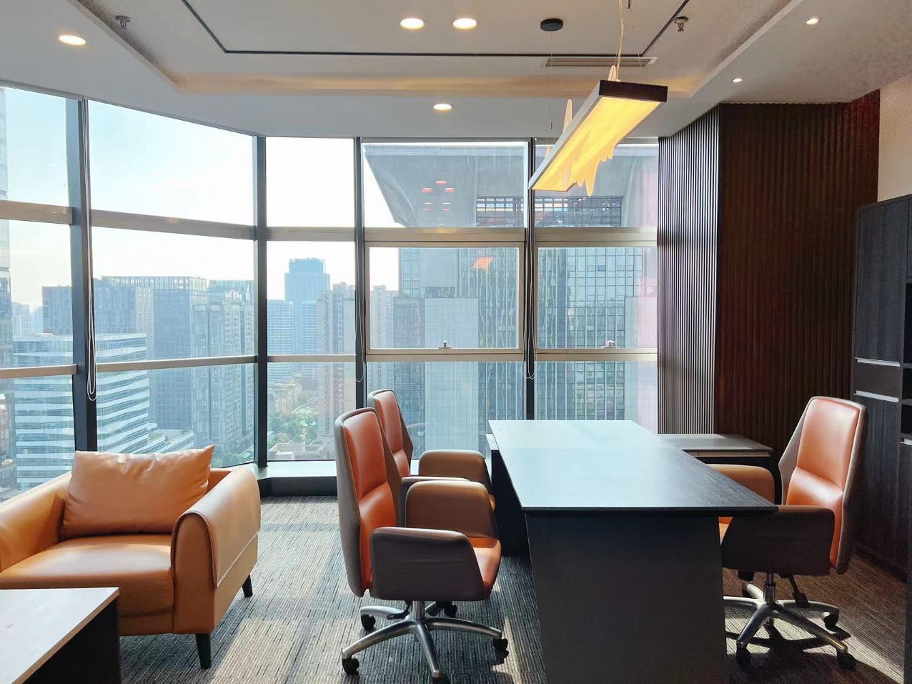 天府三街超甲写字楼 24小时空调 4隔间52工位带机房 大前台 双面采光 节能大厦办公室出租