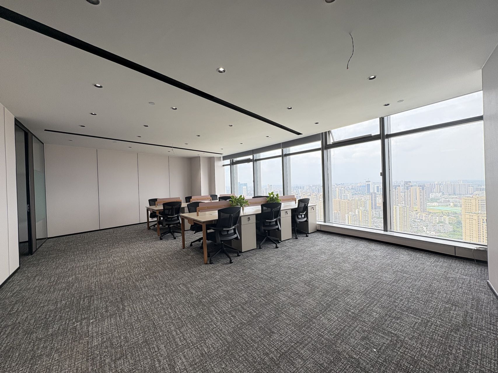 杉板桥/东郊记忆甲级楼盘 211平方3隔间18工位 落地大窗 采光视野非常安逸 精装带家具 多弗国际办公室出租