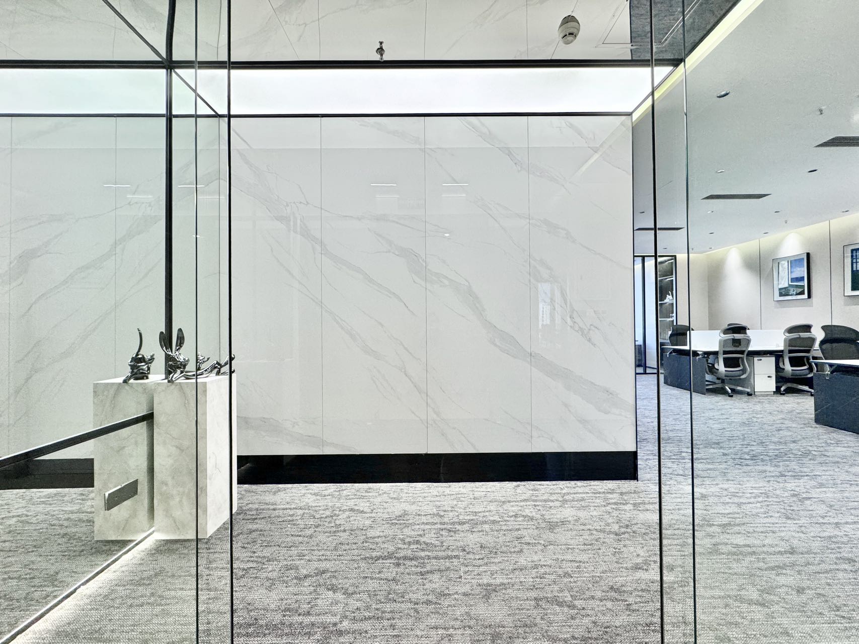 市中心东门大桥地铁口甲级楼盘 4隔间20工位 精装带家具 户型方正 落地窗玻璃 时代1号办公室出租|锦江区写字楼|锦江区办公室|租小团