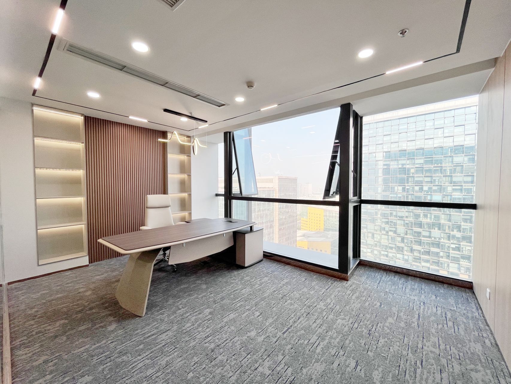 高新地铁附近 电梯口户型高区视野 服务面积312平 6隔间24工位 无加时费 精装带家具 茂业中心办公室出租