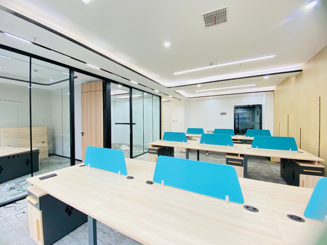 imc国际广场 小户型实用型办公室 100平3隔间15工位 交通便利拎包入住