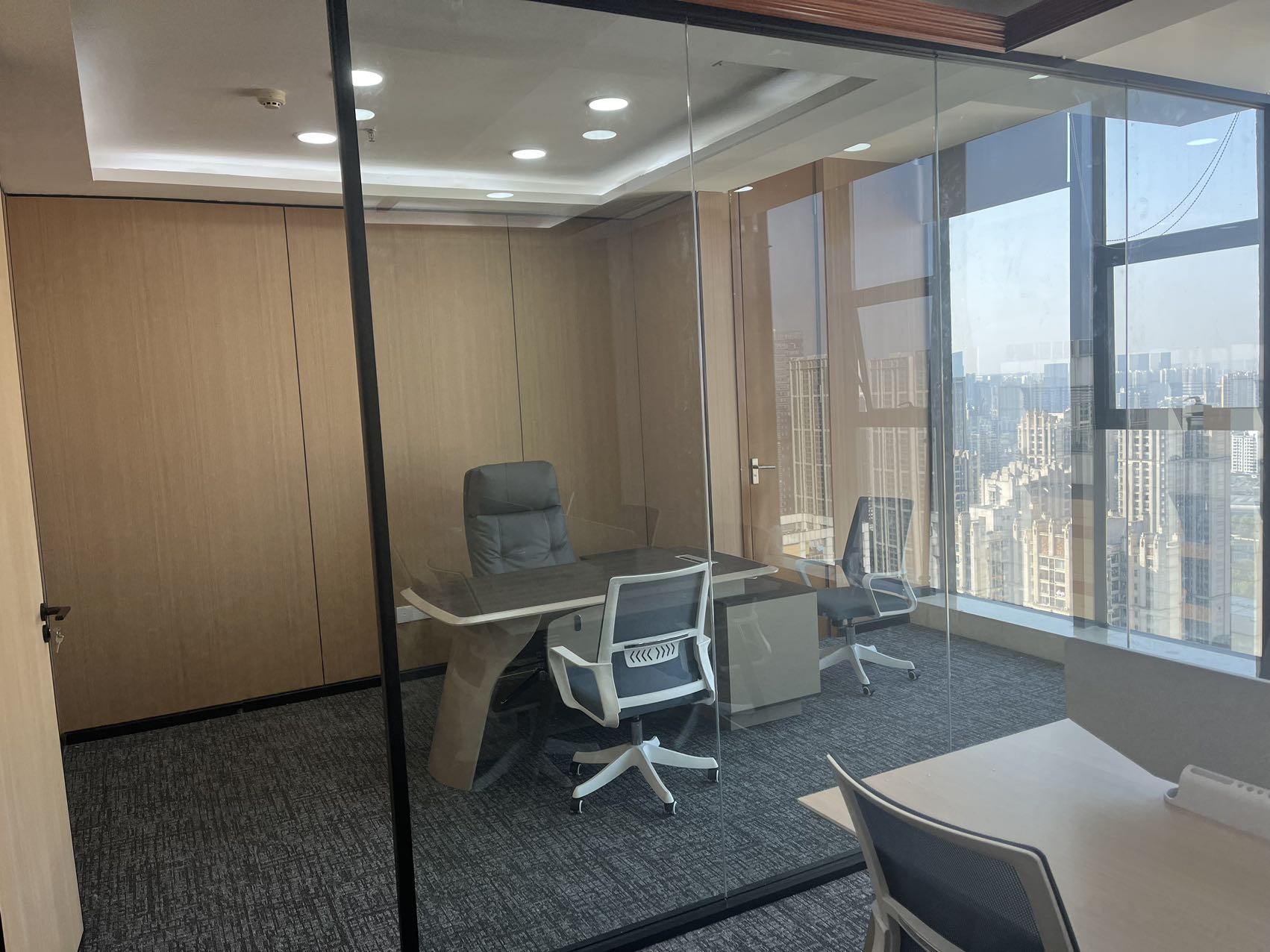 成华区建设北路精选小户型 套租含物业 2隔间12工位 高区视野巴适 拎包入住带前台 钻石广场办公室出租