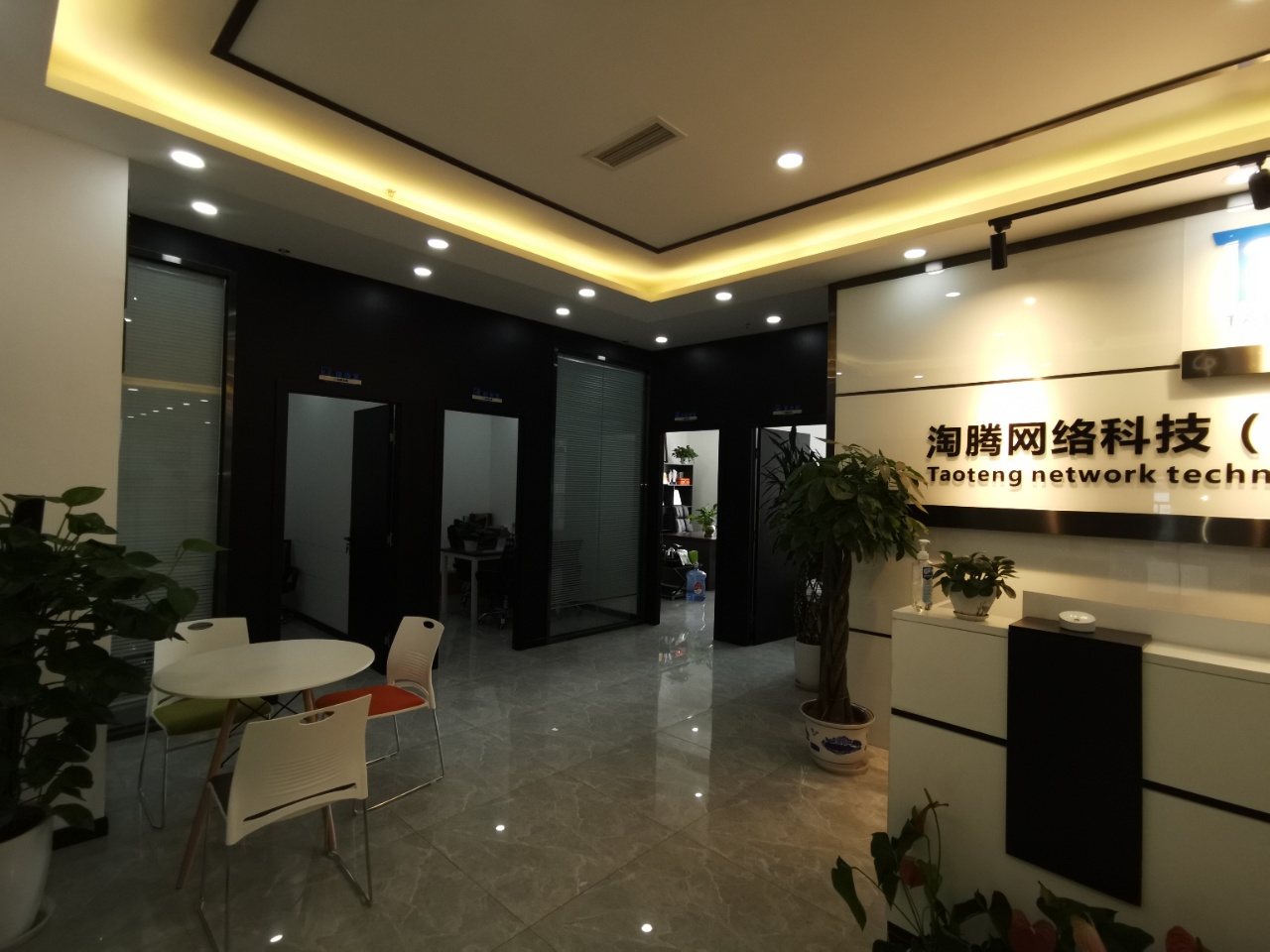台州商人大厦5隔间40工位特价艺术精装带家具高区采光