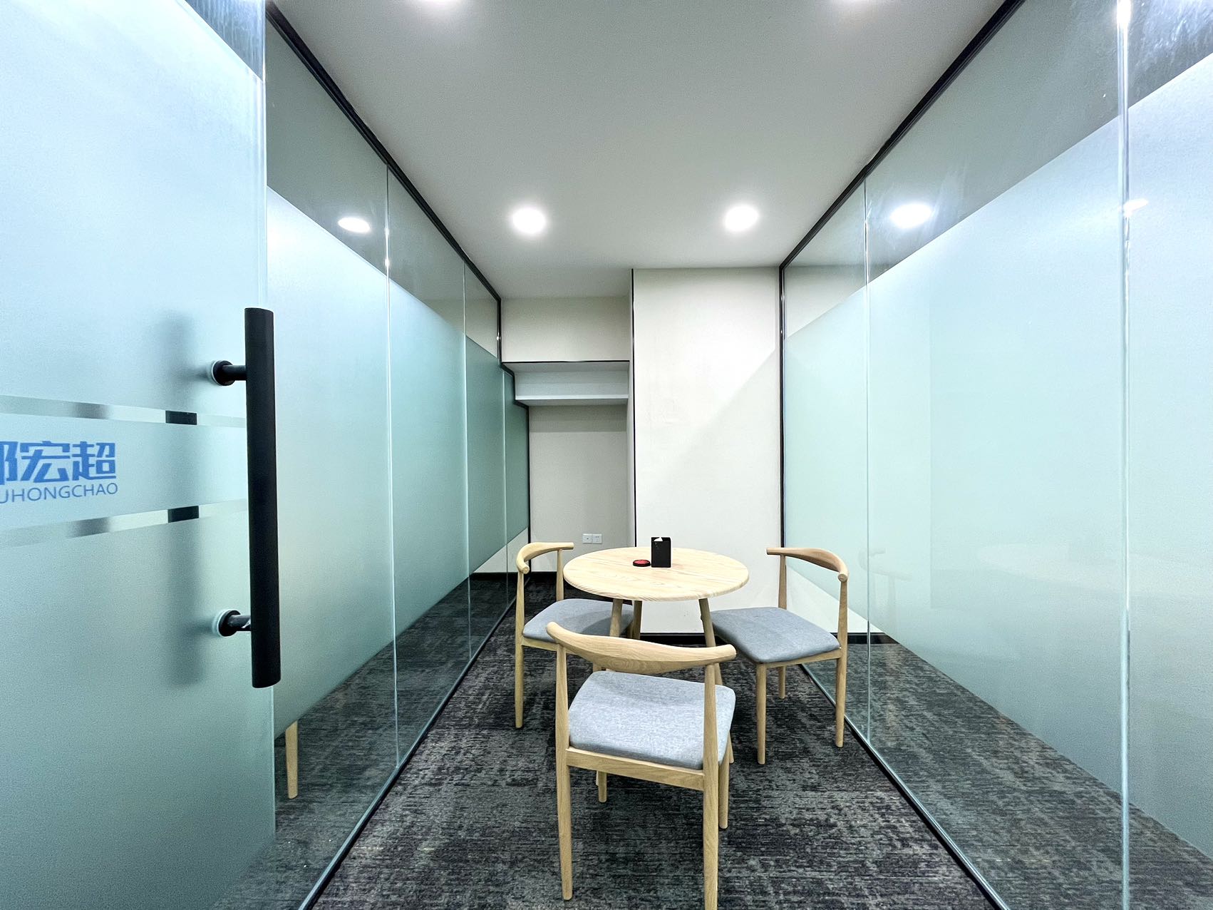 天府三街24小时空调跃层户型 建面140平方 6隔间32工位 精装带家具 物业便宜 泰丰国际办公室出租