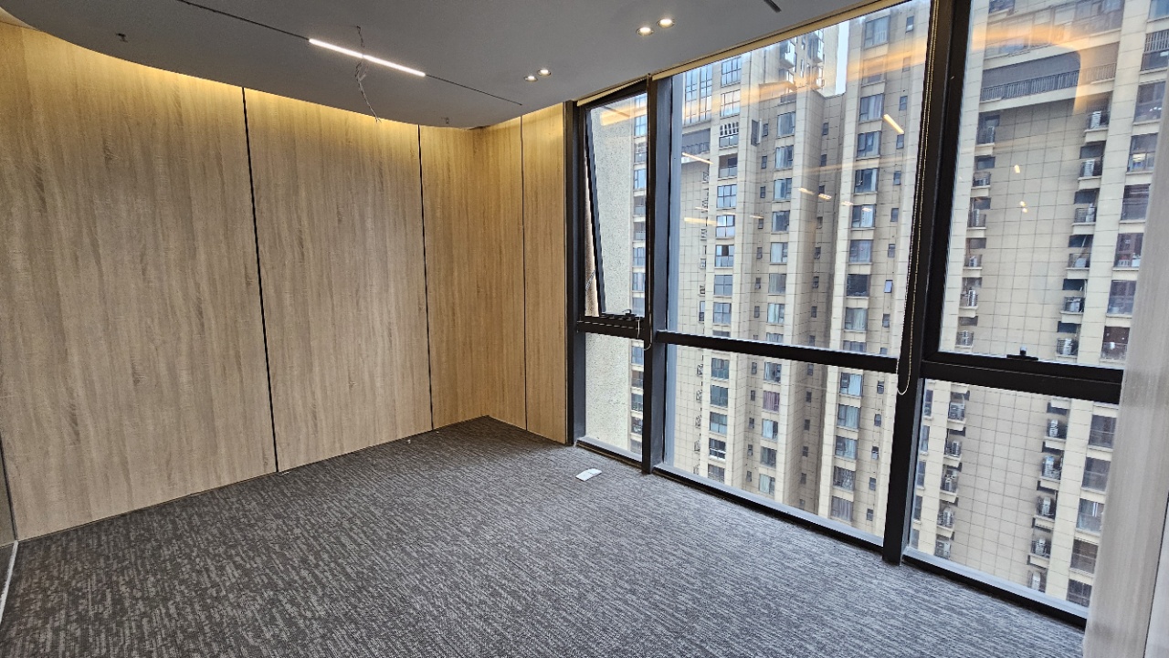 高新区孵化园推荐楼盘 269平双面采光 报价含税 西南朝向 交通生活便利 楚峰国际办公室出租