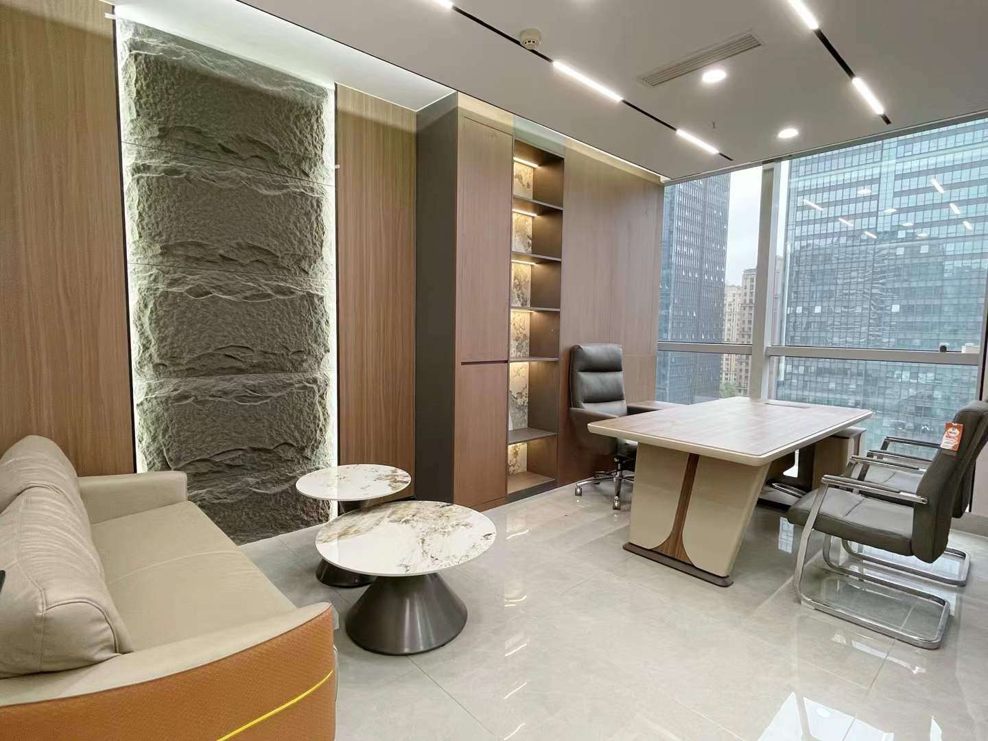 金融城稀缺小户型 24小时空调 正朝南 按套出租 报价含物业费 3隔间12工位 干净透亮 誉峰M3办公室出租