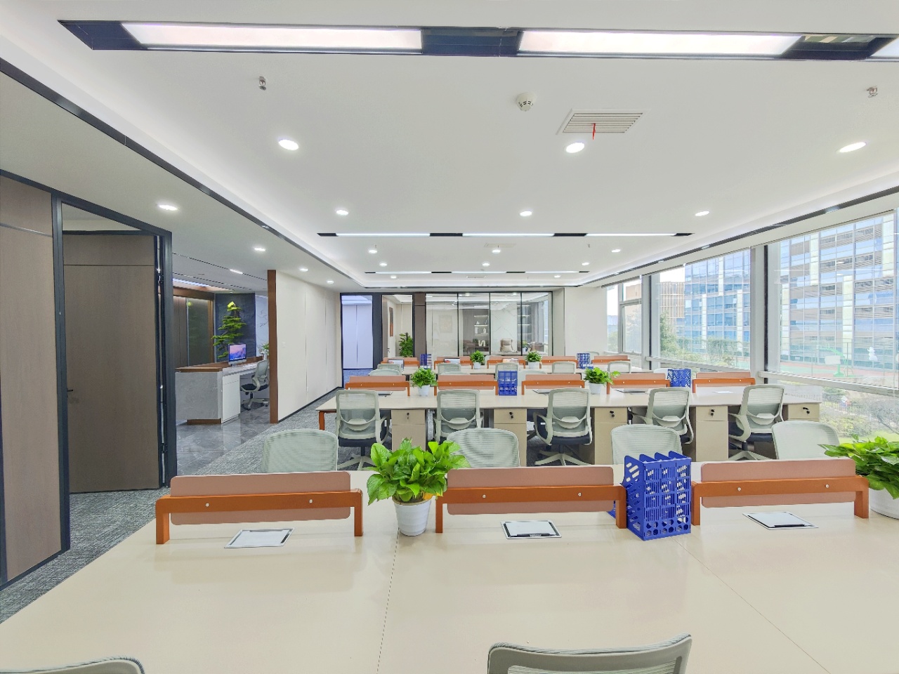 金融城/孵化园地铁口甲级楼盘 263平方 3隔间30工位 电梯口户型 精装 家具可调 嘉润国金中心办公室出租