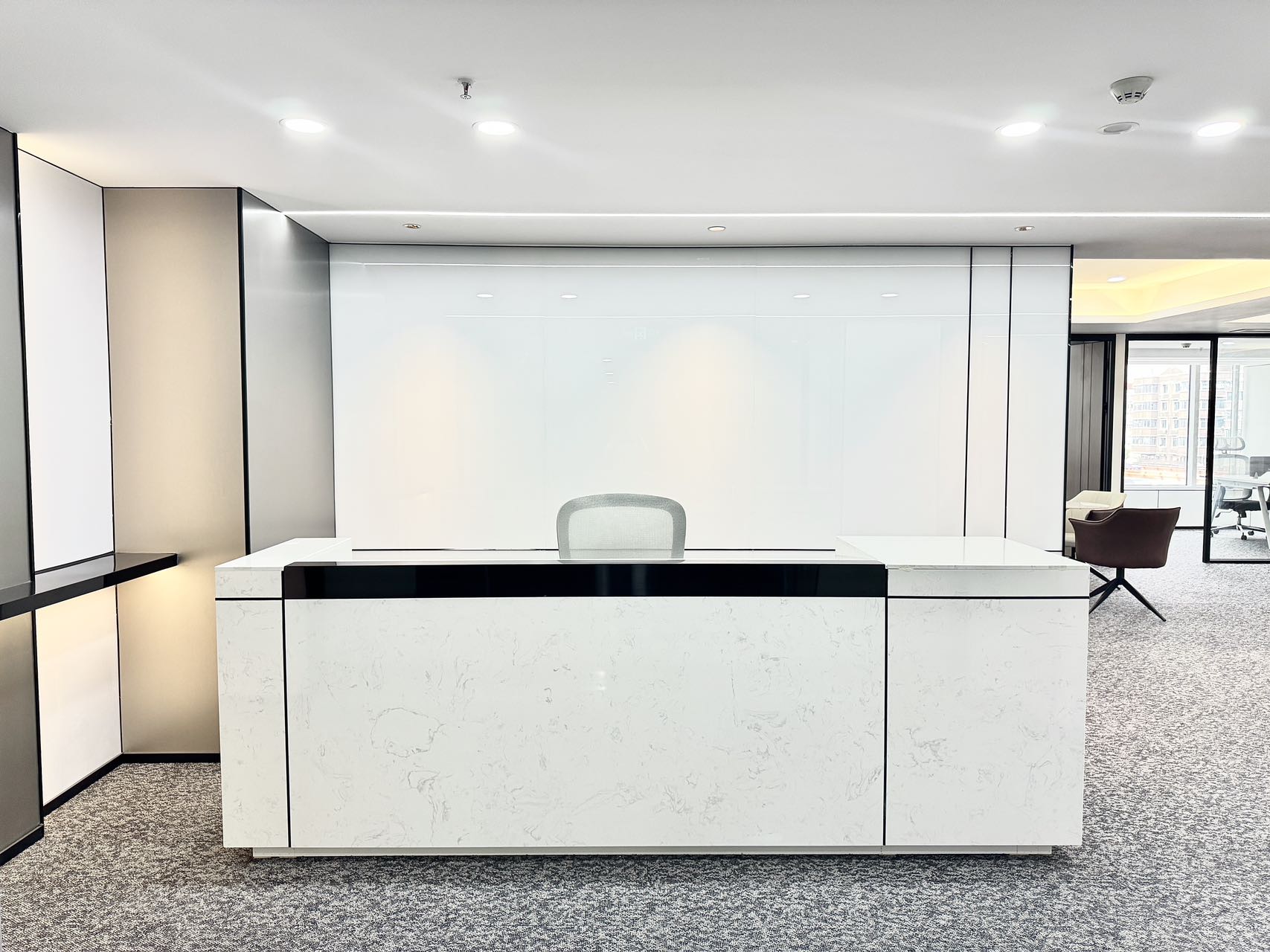 红牌楼新楼盘 344平 6隔间8工位带超大会议室 适合接待用房 电梯口 双面采光 鼎冠中心办公室出租