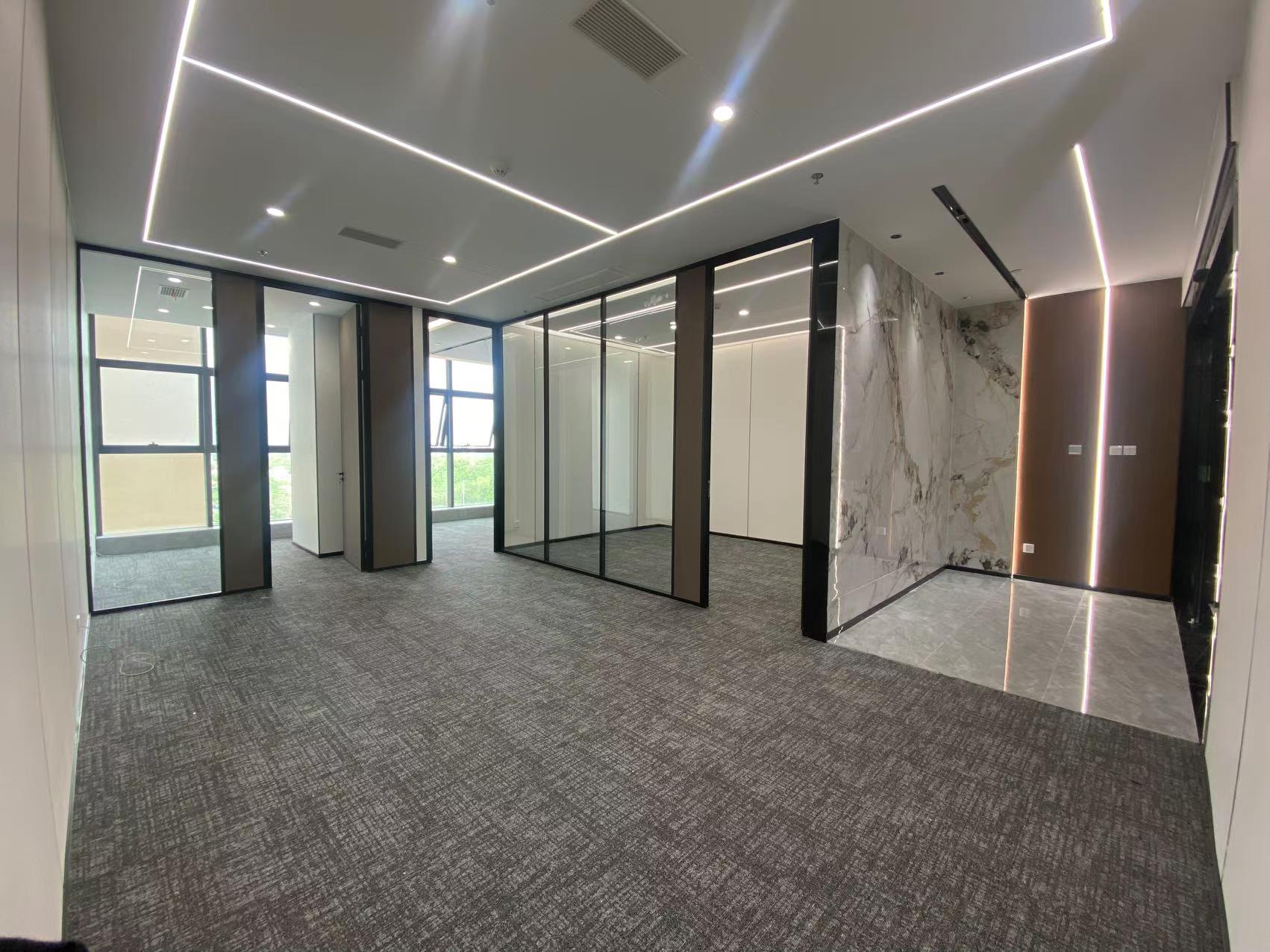 高新大源版块 甲写 3隔间8工位 电梯口 价格含物业费 精装带家具 支持内部置换 泰合国际金融中心办公室出租