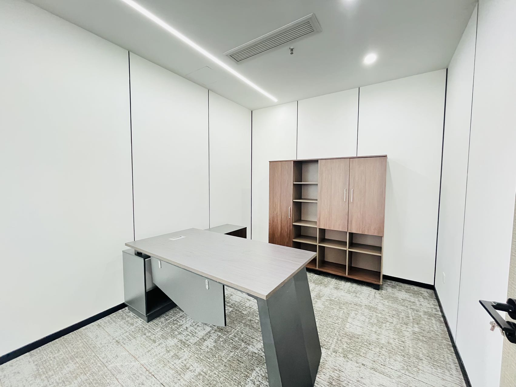 世纪城双面采光精选户型 采光面大 视野巴适 217平方 3隔间30工位 含物业费 蜀都中心办公室出租