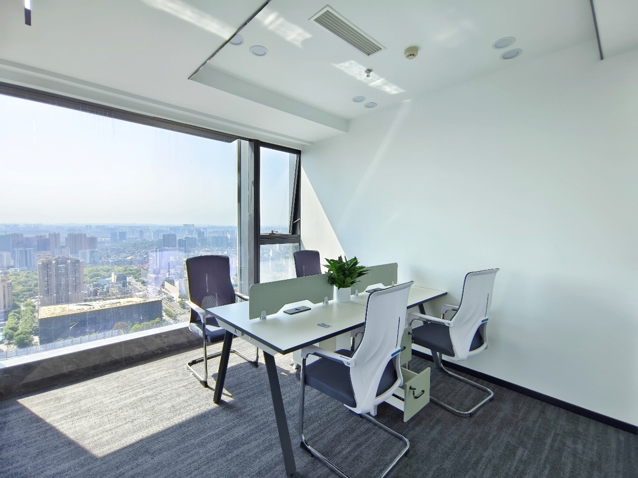 天府广场精品办事处 创业小户型 1隔间6工位 近地铁 交通方便 采光巴适 茂业天地办公室出租